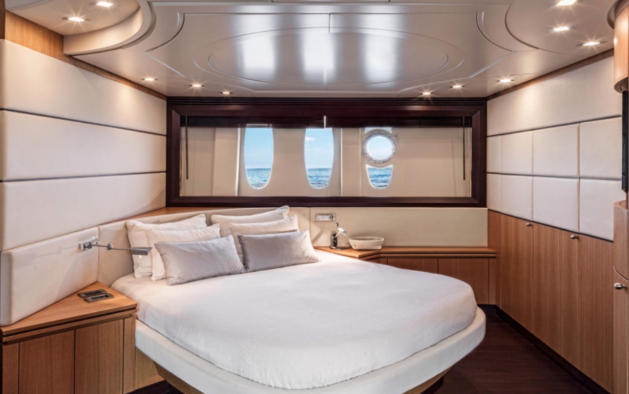 Luxury Crewed Motor Yacht RENA photo 8