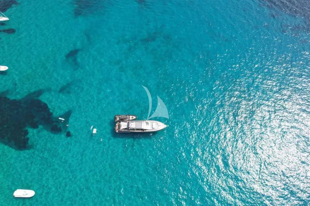 Luxury Crewed Motor Yacht REVELLA photo 6