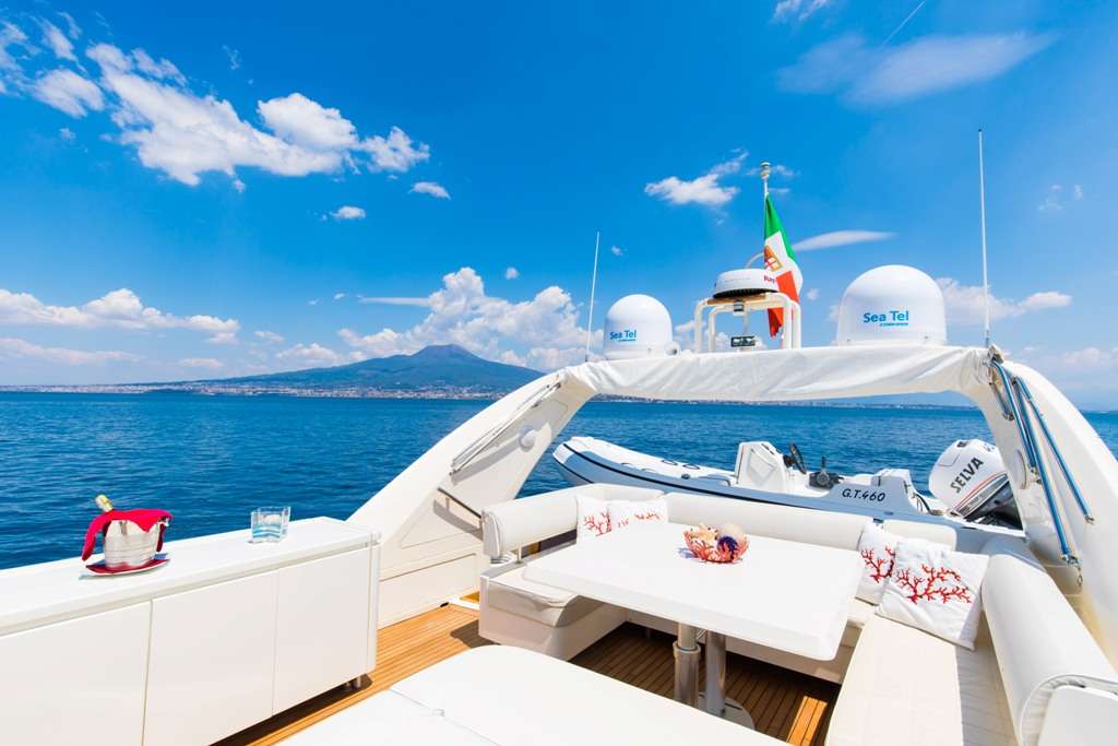 Crewed Motor Yacht RIVIERA photo 6