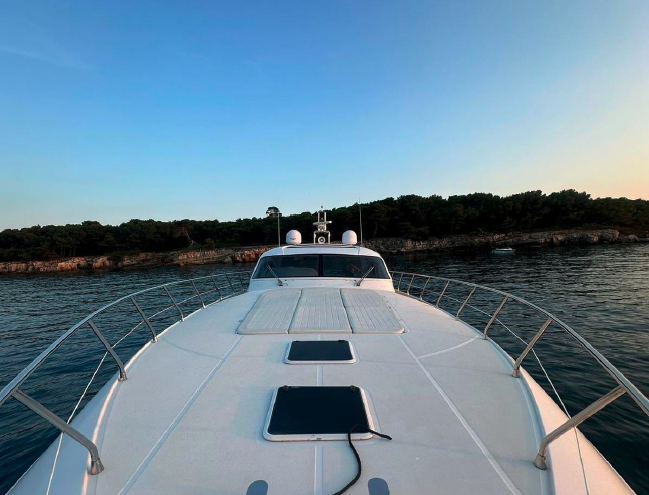 Crewed Motor Yacht Rizzardi 73 photo 6