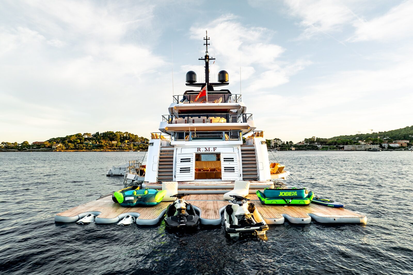 Luxury Crewed Motor Yacht RMF photo 5