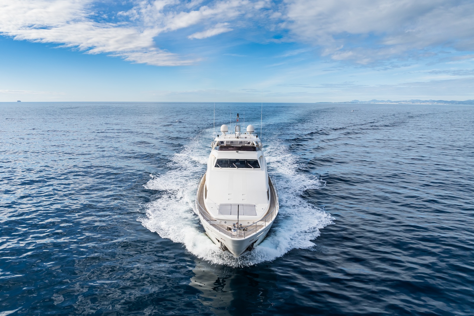 Luxury Crewed Motor Yacht ROBUSTO photo 4