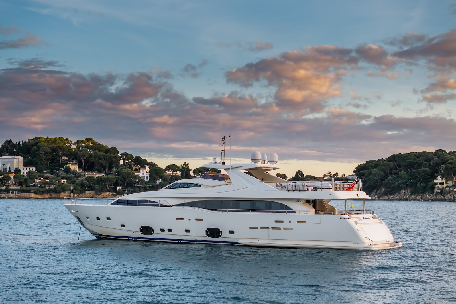 Luxury Crewed Motor Yacht ROBUSTO photo 6