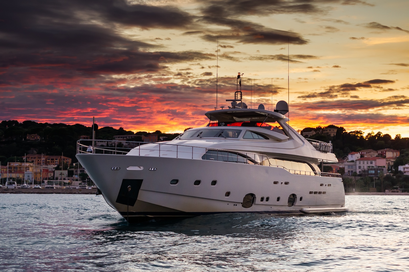 Luxury Crewed Motor Yacht ROBUSTO photo 8