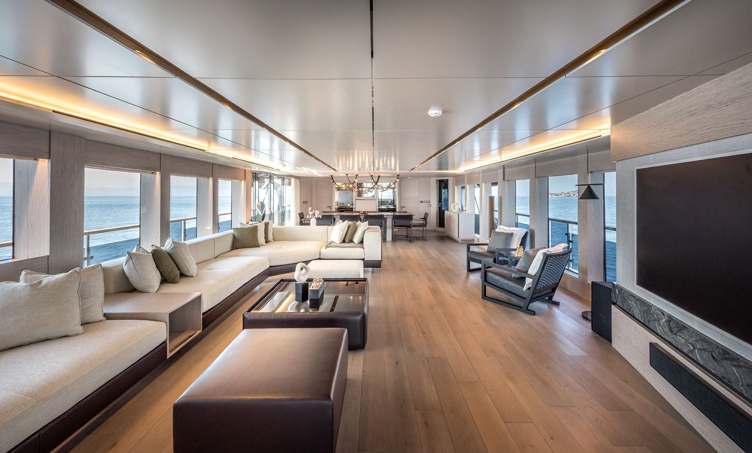 Luxury Crewed Motor Yacht EAU LA LA photo 7
