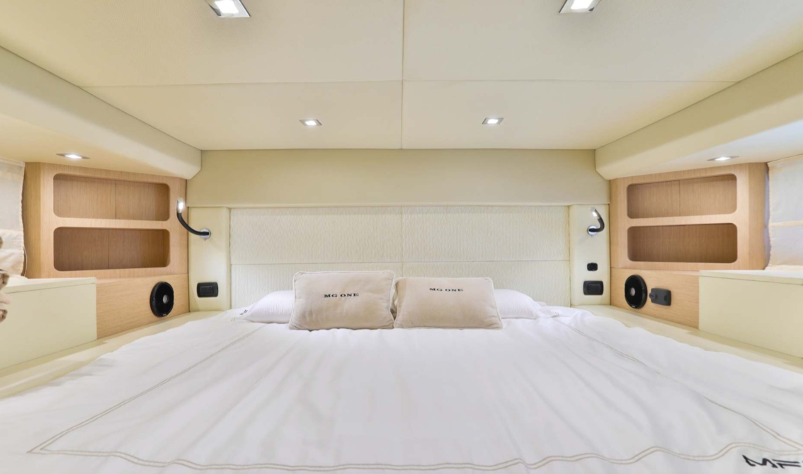 Crewed Motor Yacht Sacs Strider 18 photo 7