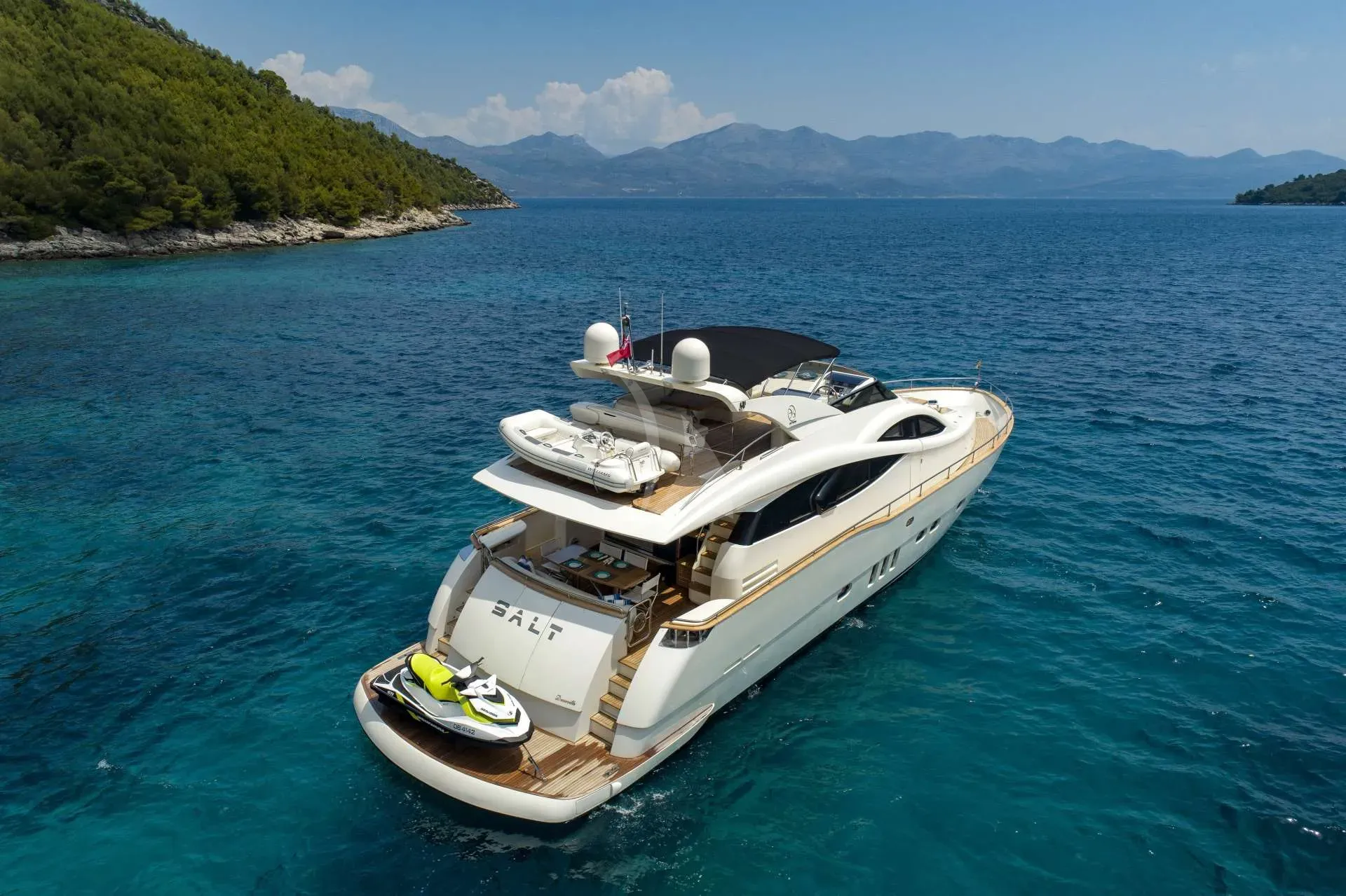 Luxury Crewed Motor Yacht SALT photo 4
