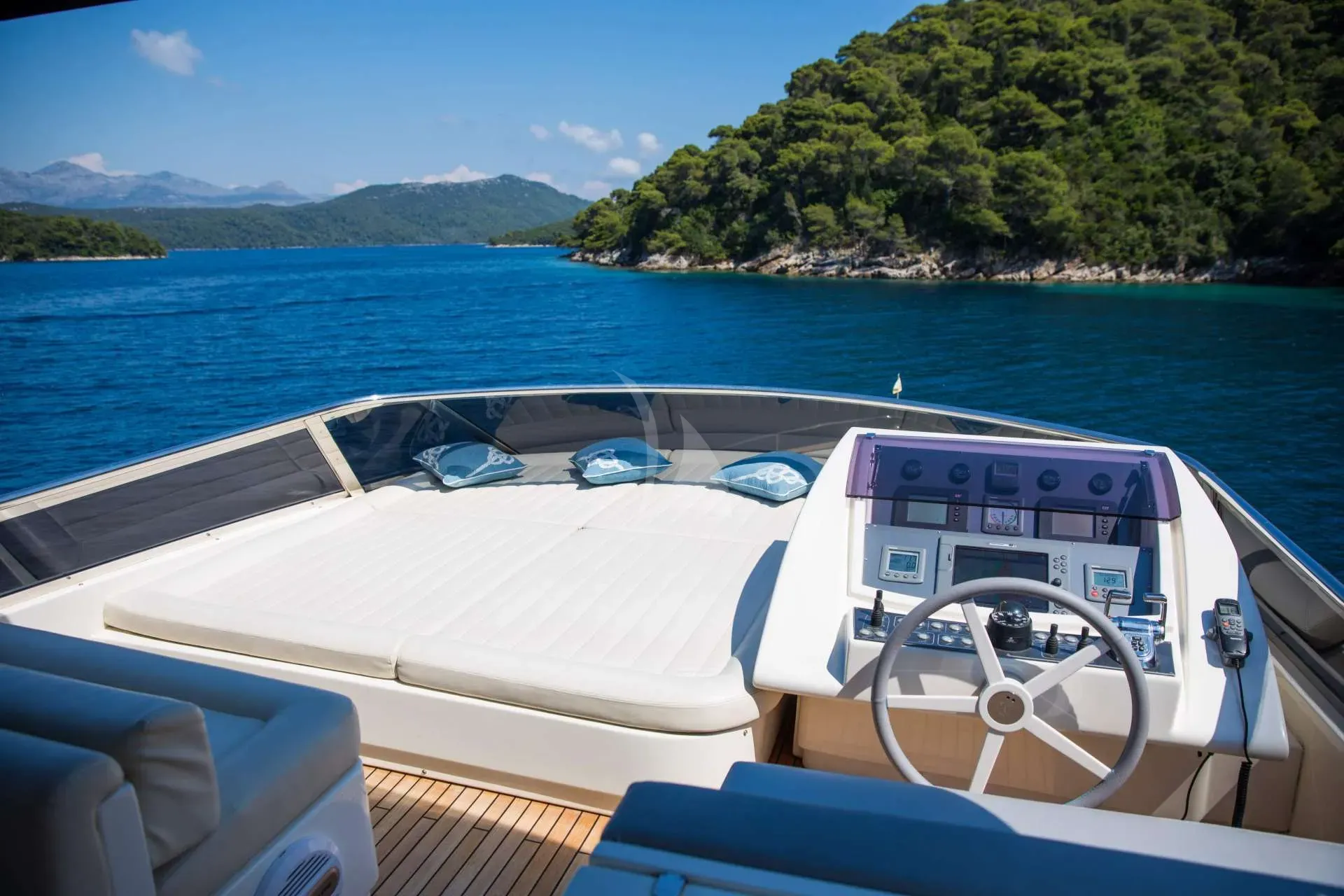 Luxury Crewed Motor Yacht SALT photo 6