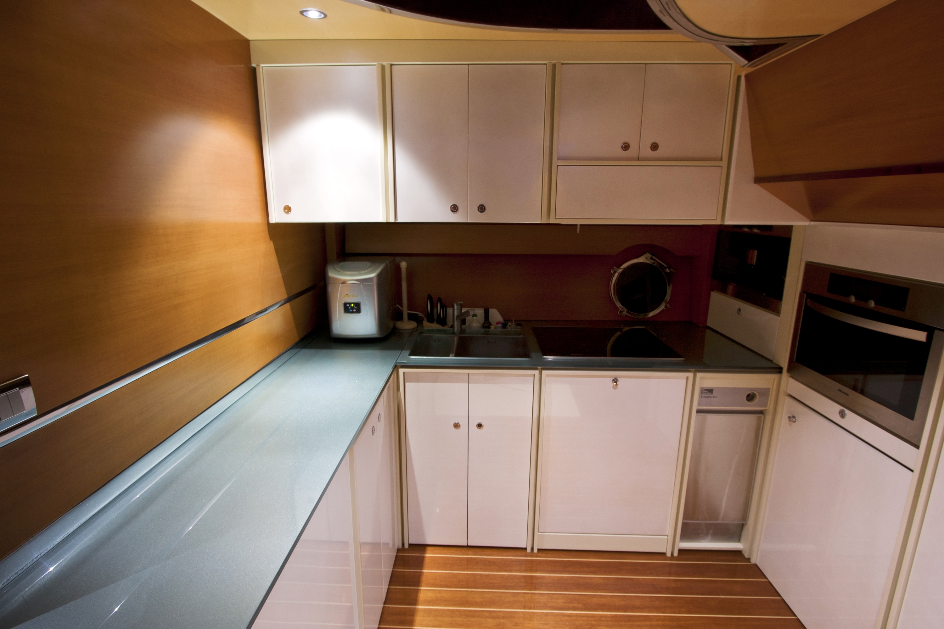 Luxury Crewed Motor Yacht SAURON photo 8