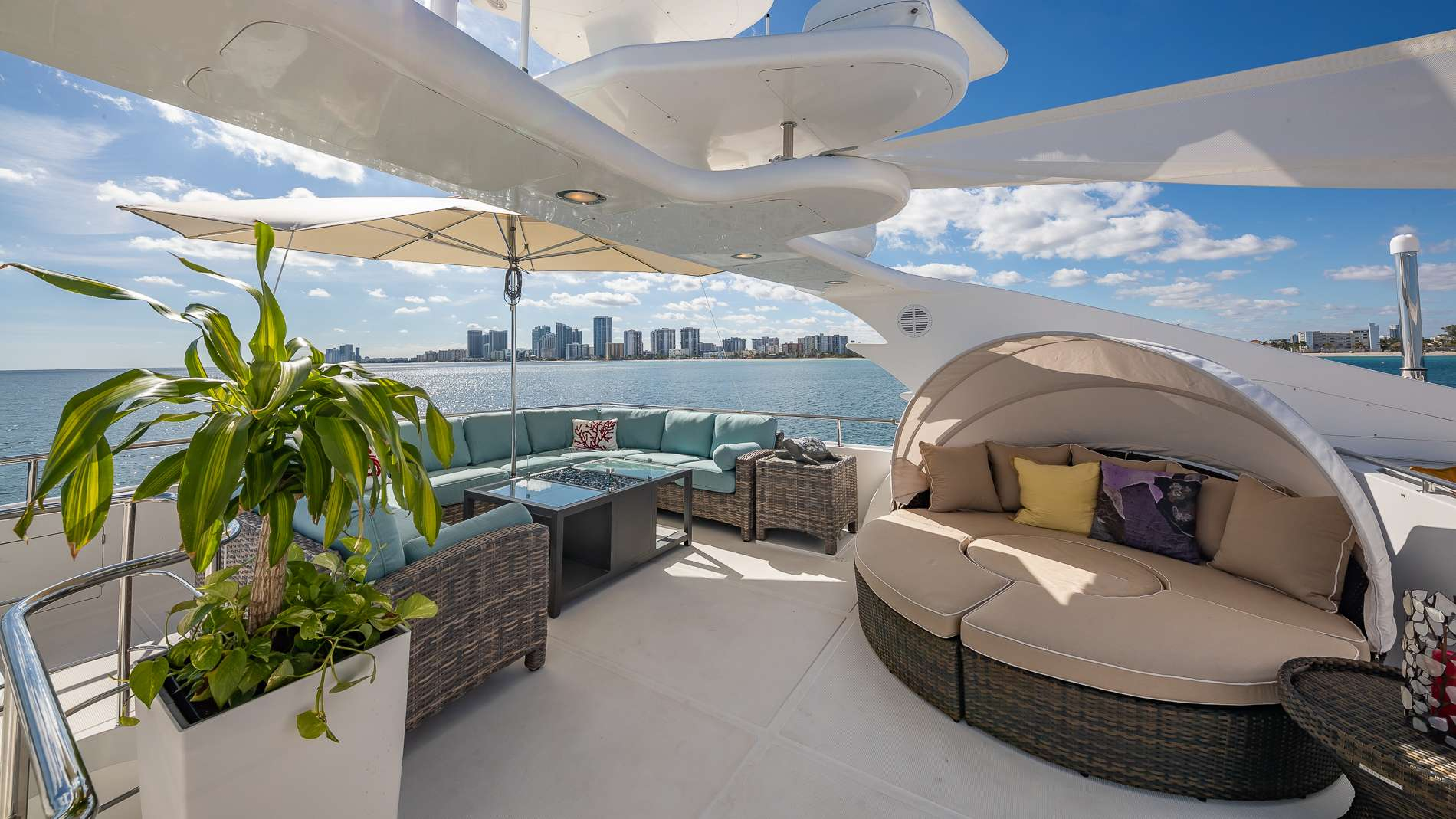 Luxury Crewed Motor Yacht SCOTT FREE photo 8