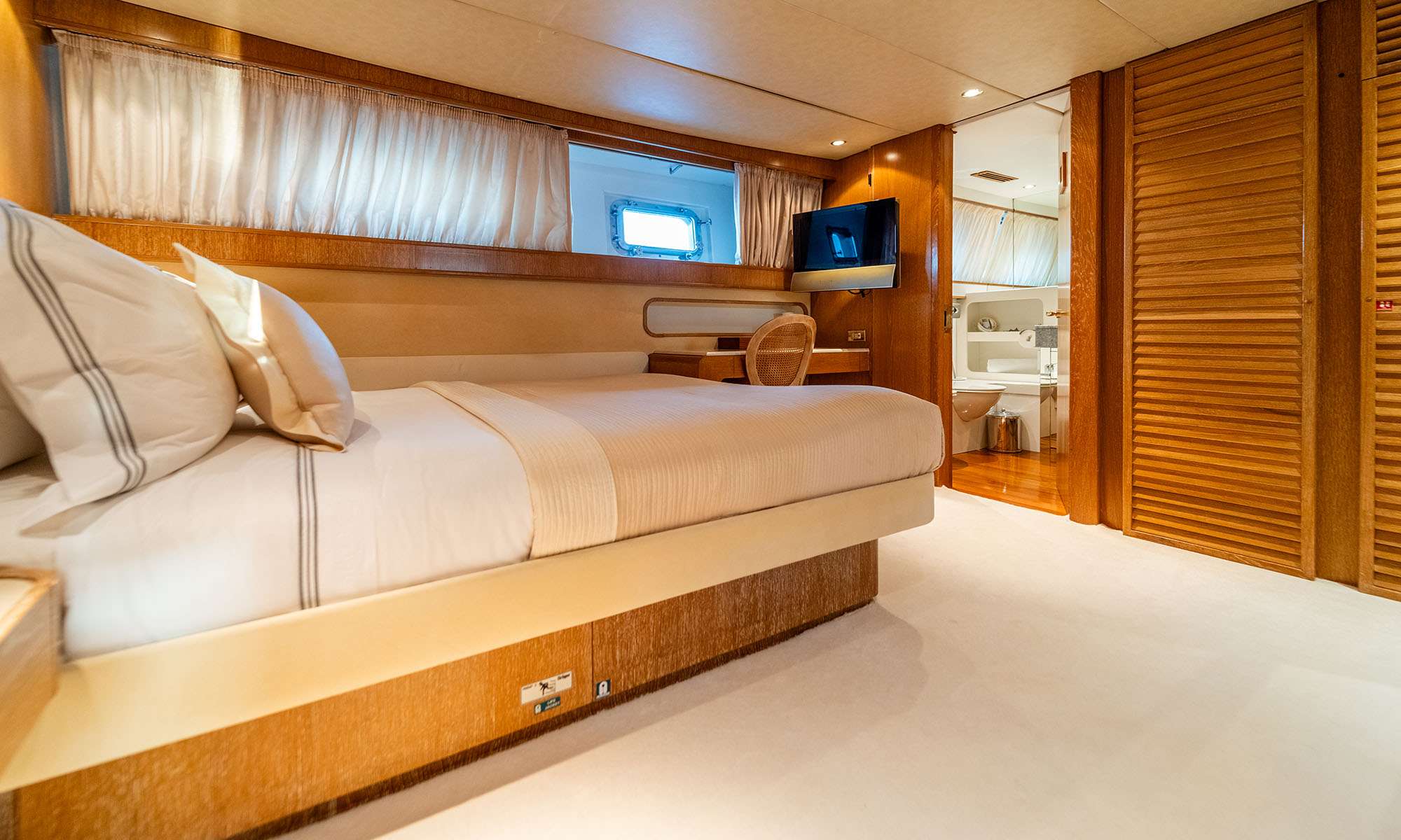 Luxury Crewed Motor Yacht SEA LADY II photo 8