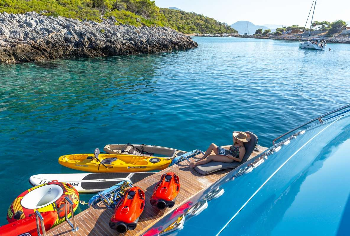 Luxury Crewed Motor Yacht SEA WOLF photo 4