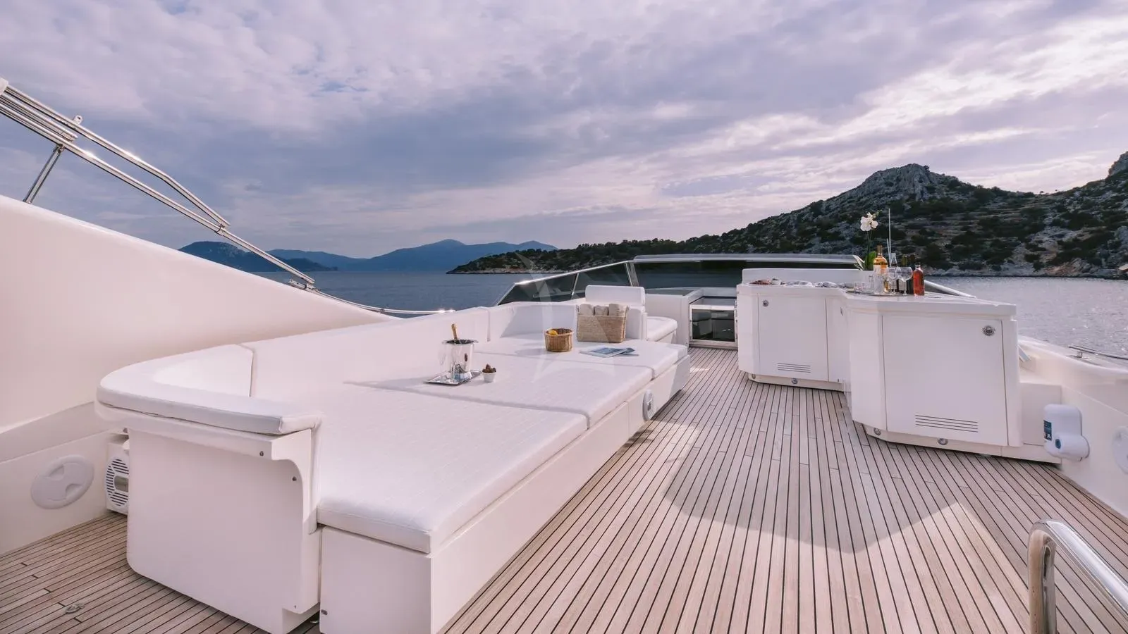 Luxury Crewed Motor Yacht SEAS THE DAY photo 6