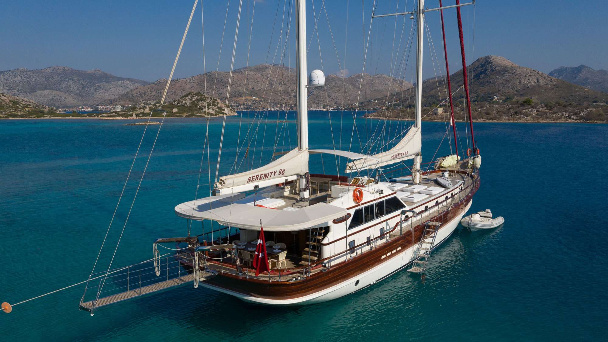 Crewed Sailing Yacht SERENITY 86 photo 3