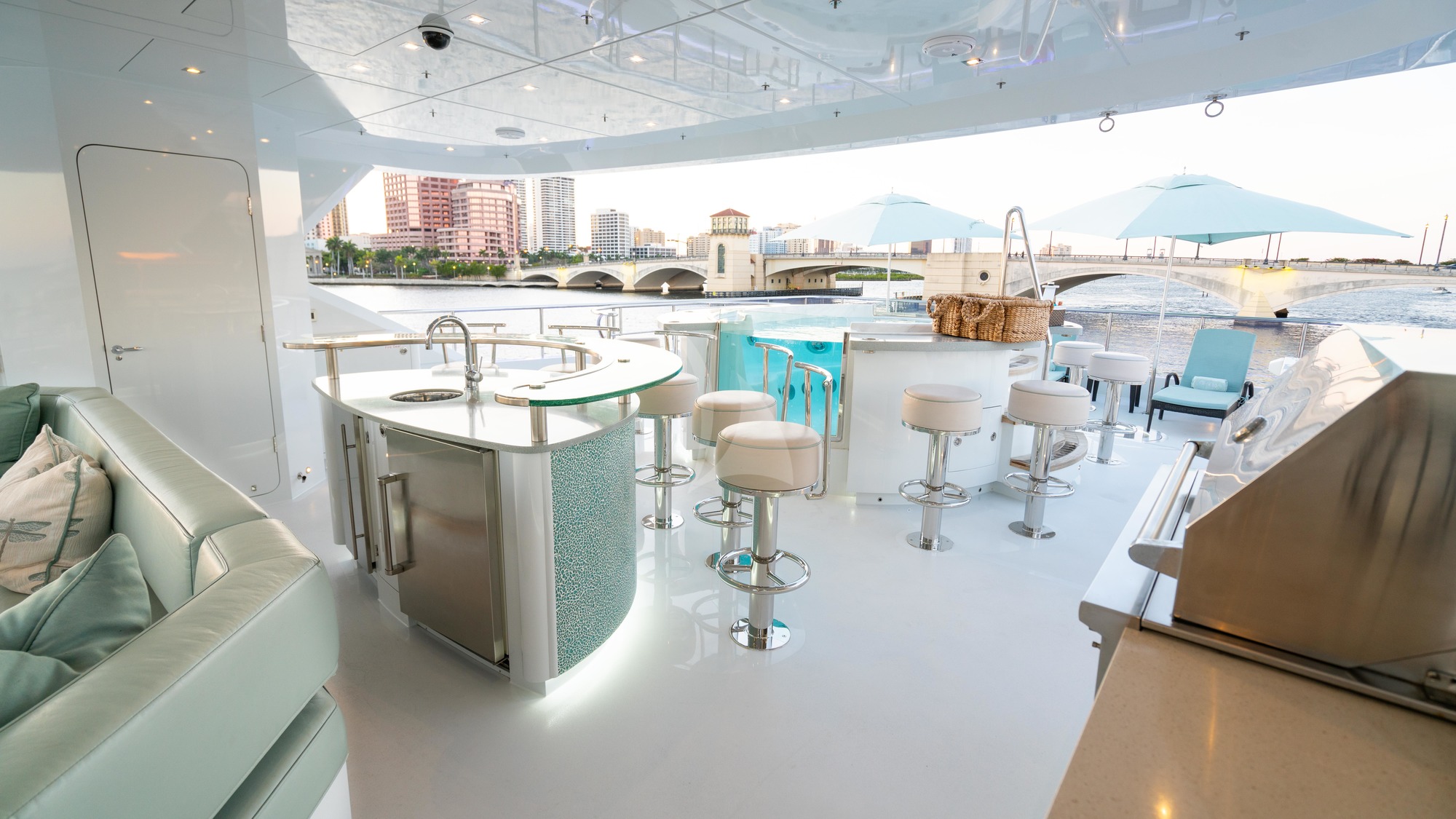 Luxury Crewed Motor Yacht SERENITY photo 8