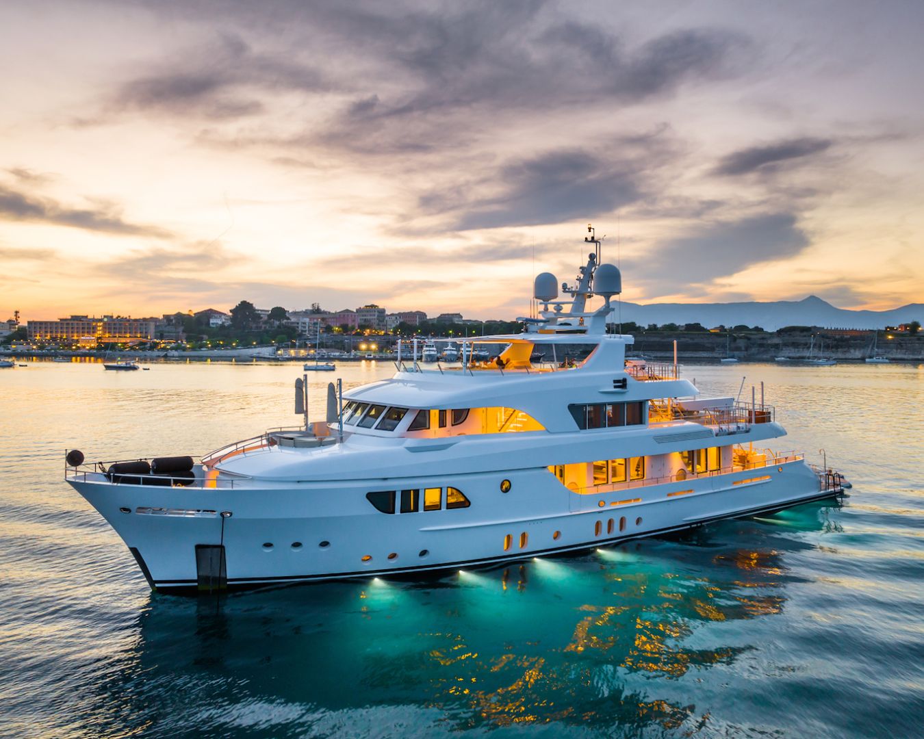 Luxury Crewed Motor Yacht SERENITY photo 3