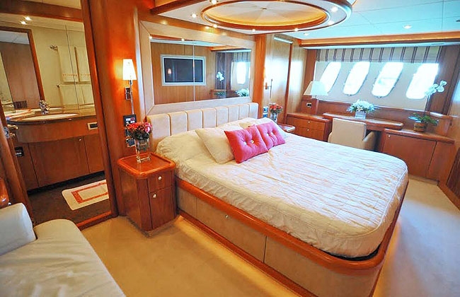Crewed Motor Yacht SERENITY photo 7