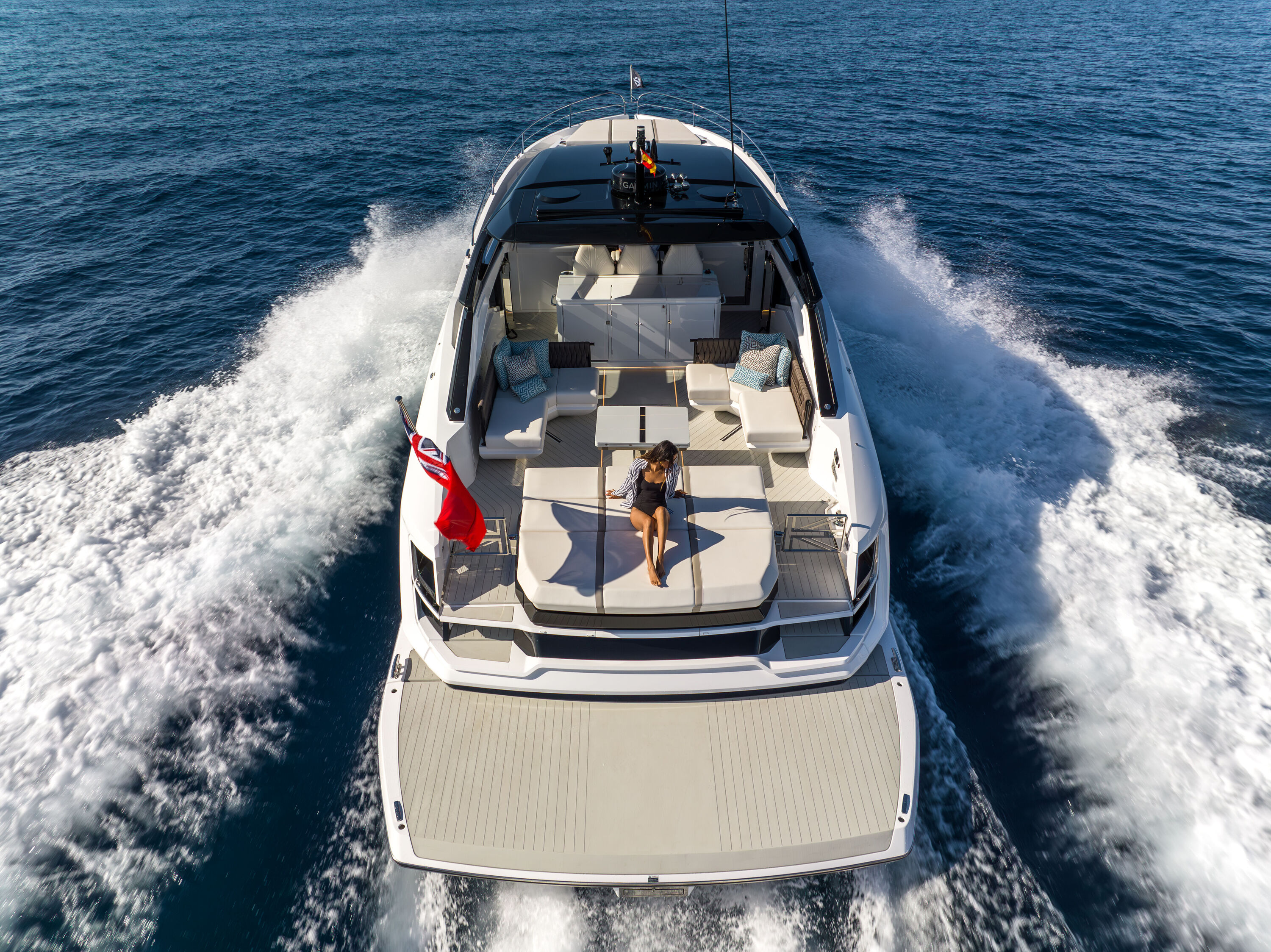 Luxury Crewed Motor Yacht SH55 photo 3