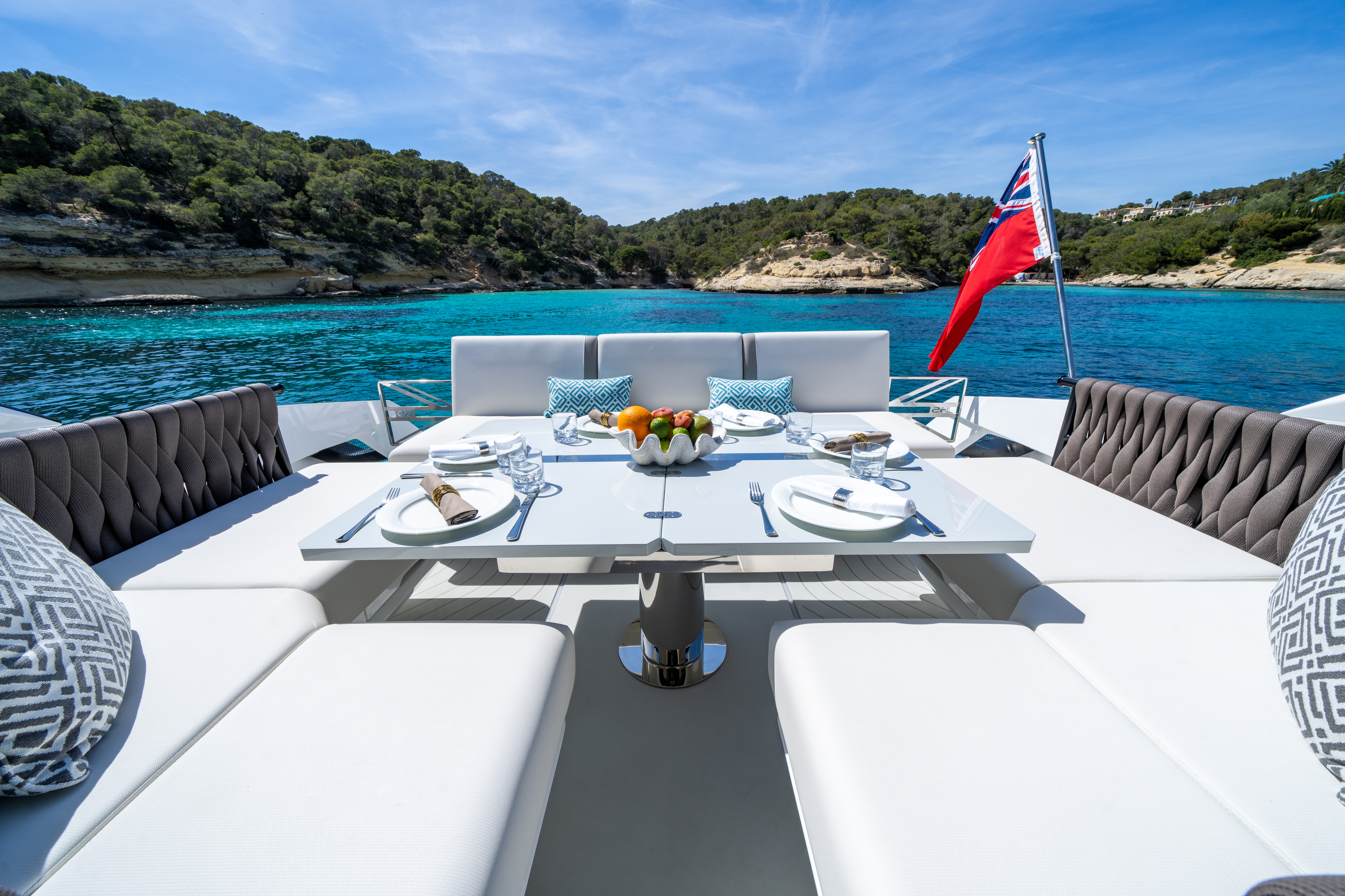 Luxury Crewed Motor Yacht SH55 photo 5