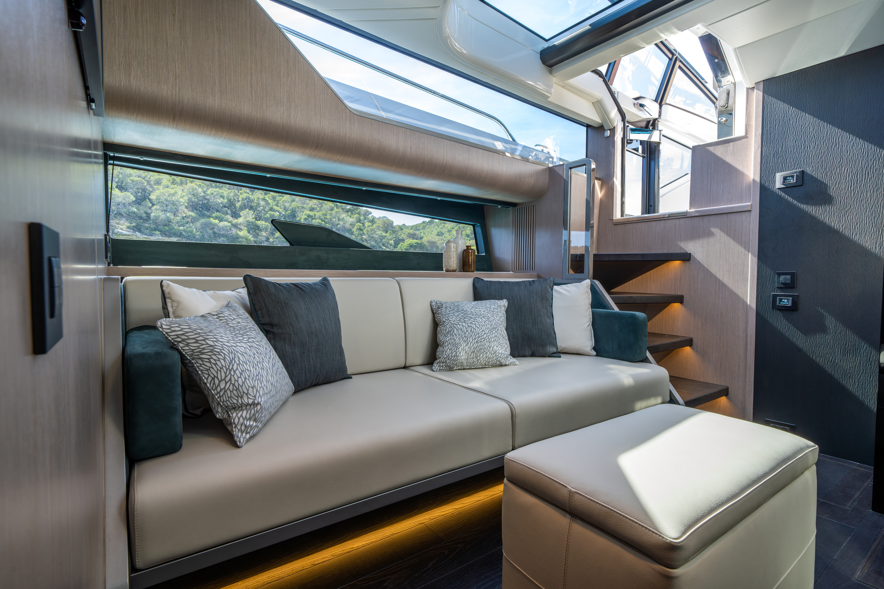 Luxury Crewed Motor Yacht SH55 photo 6