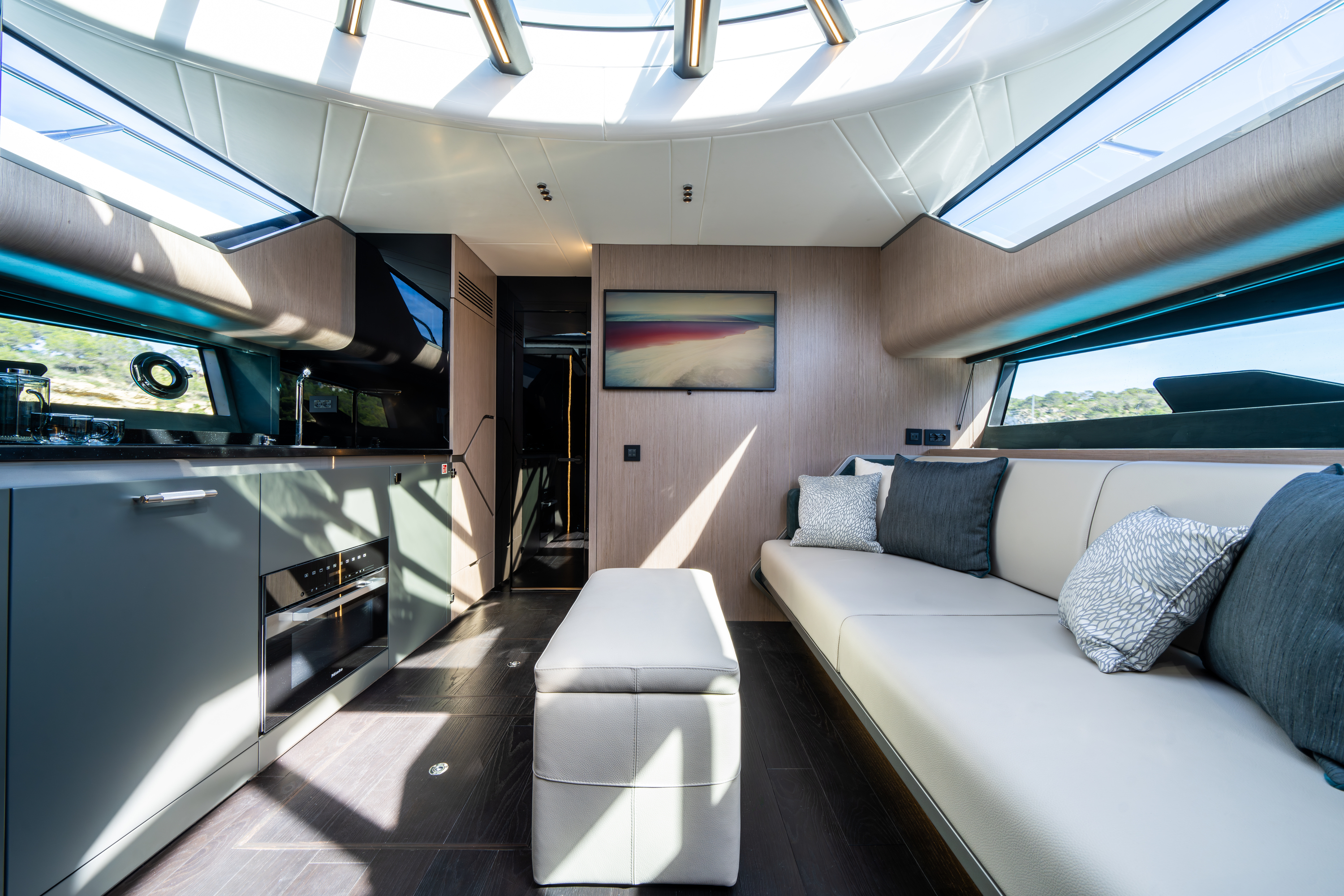 Luxury Crewed Motor Yacht SH55 photo 7