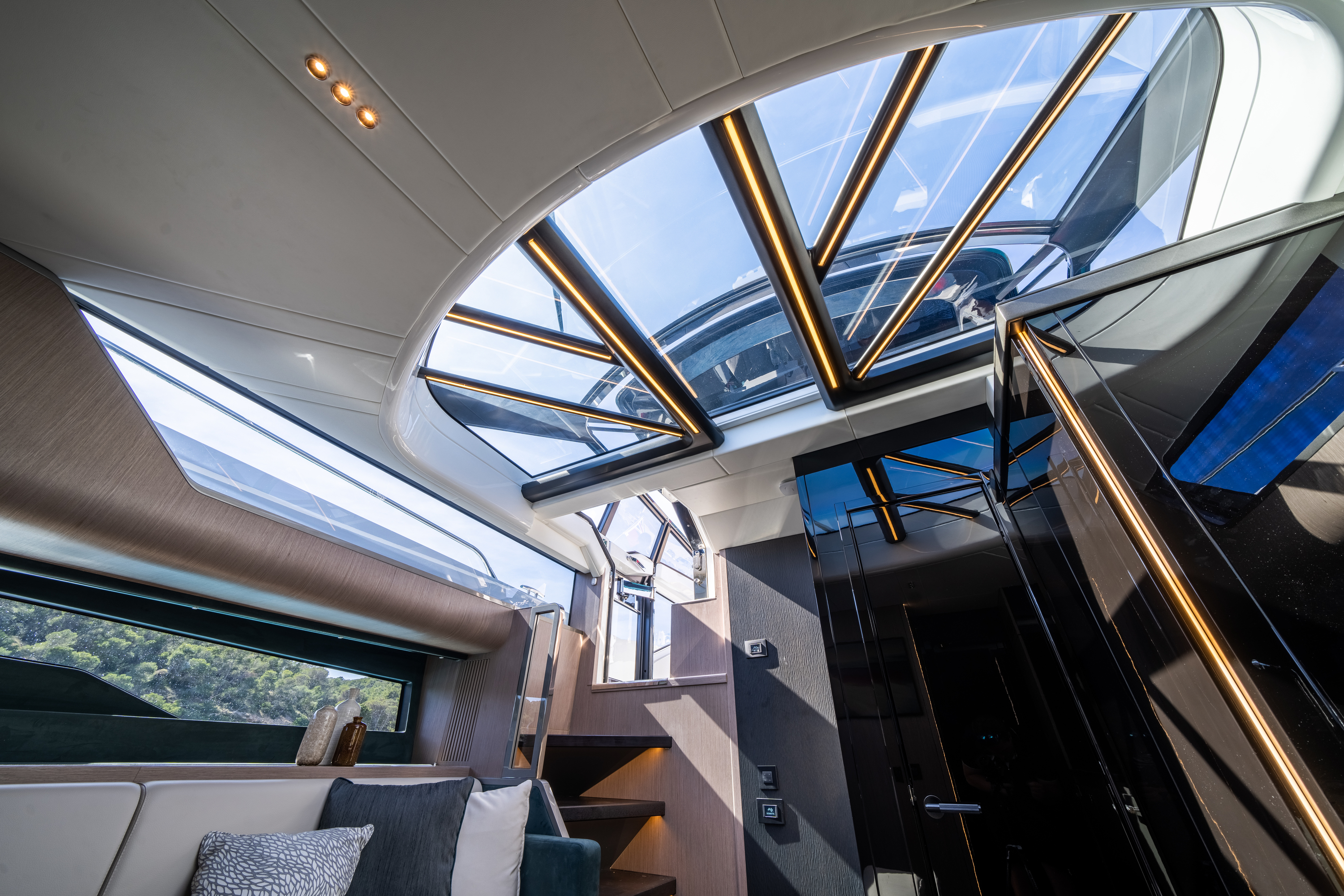 Luxury Crewed Motor Yacht SH55 photo 8