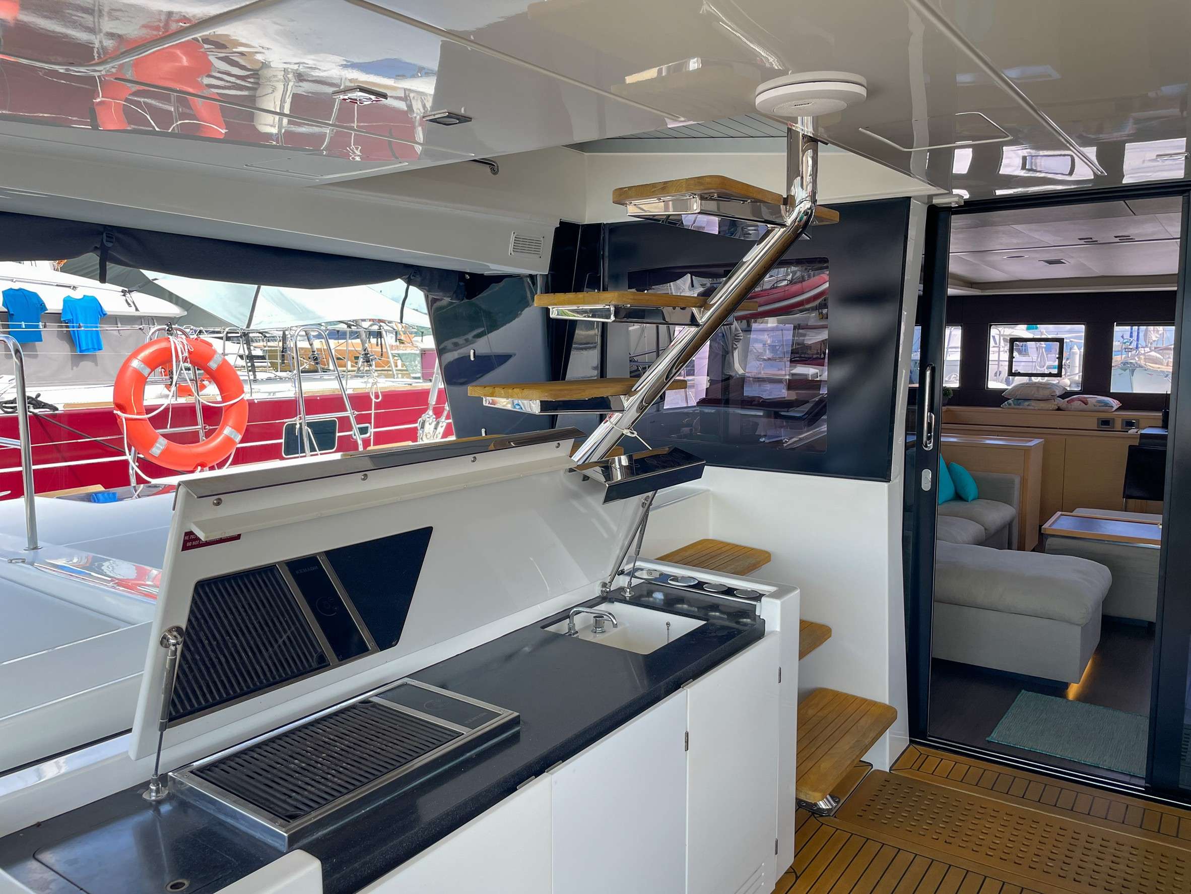 Crewed Catamaran SIX DEGREES photo 8