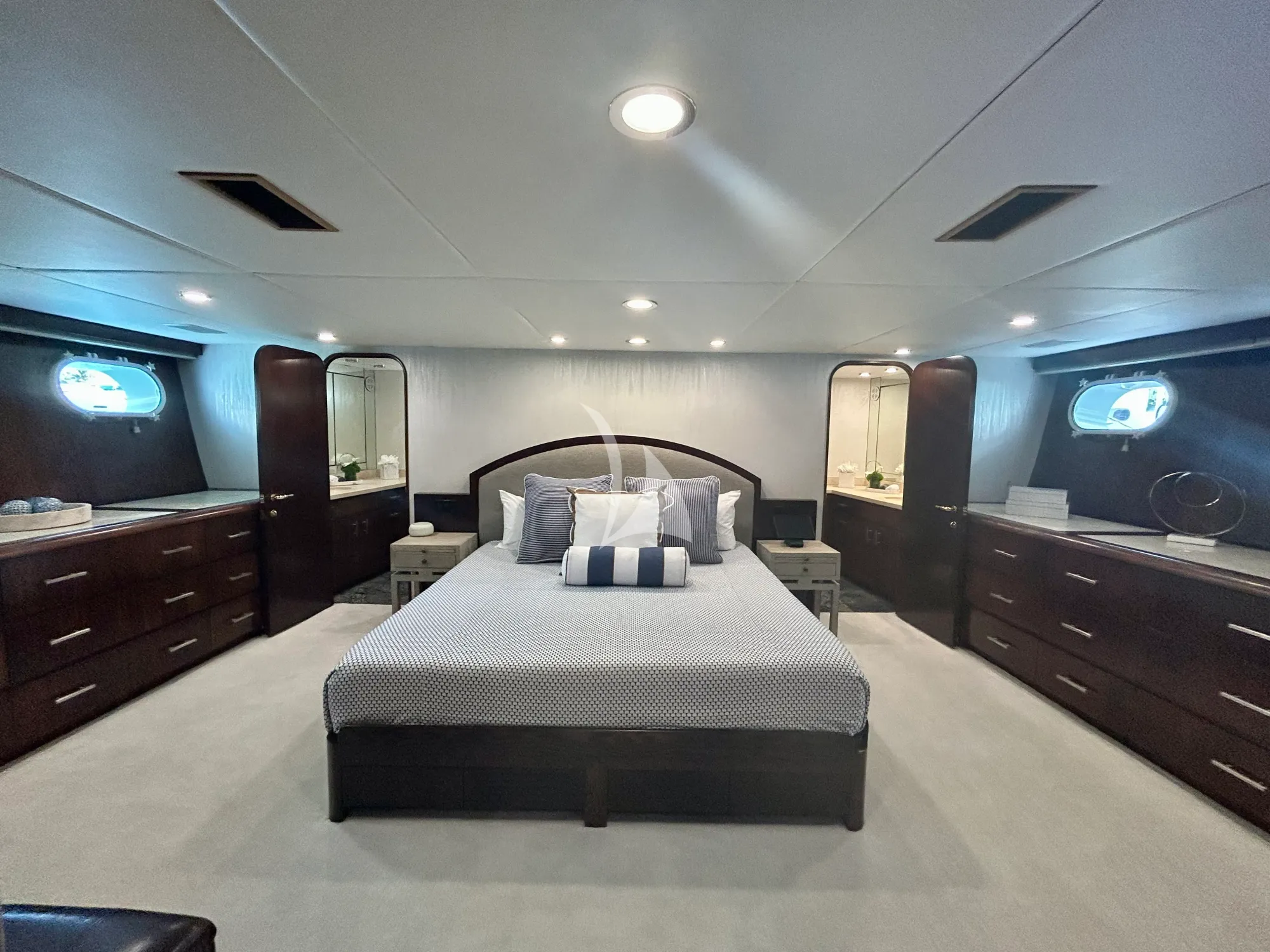 Luxury Crewed Motor Yacht SKY photo 7