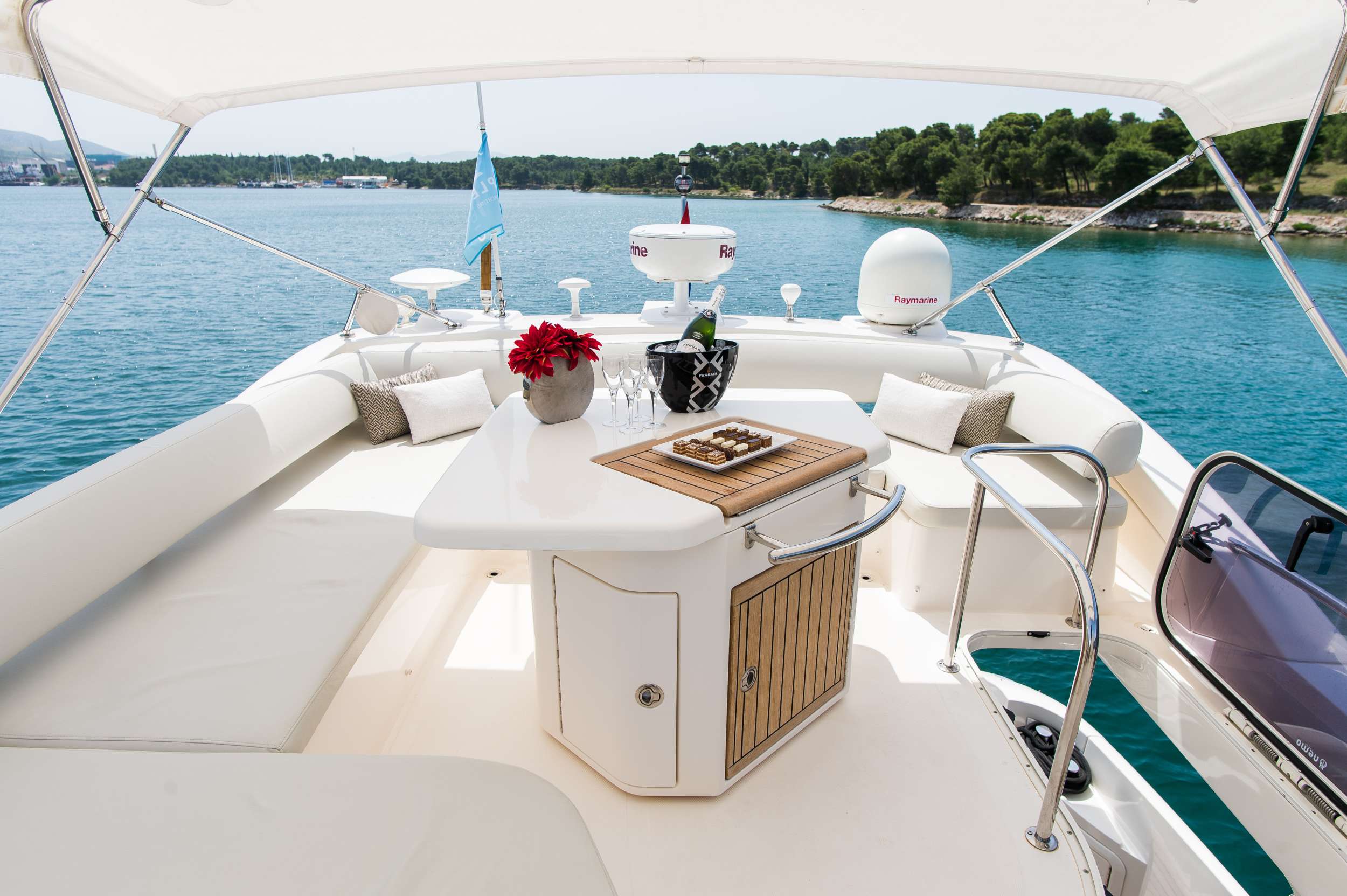 Luxury Crewed Motor Yacht SKYFALL photo 6
