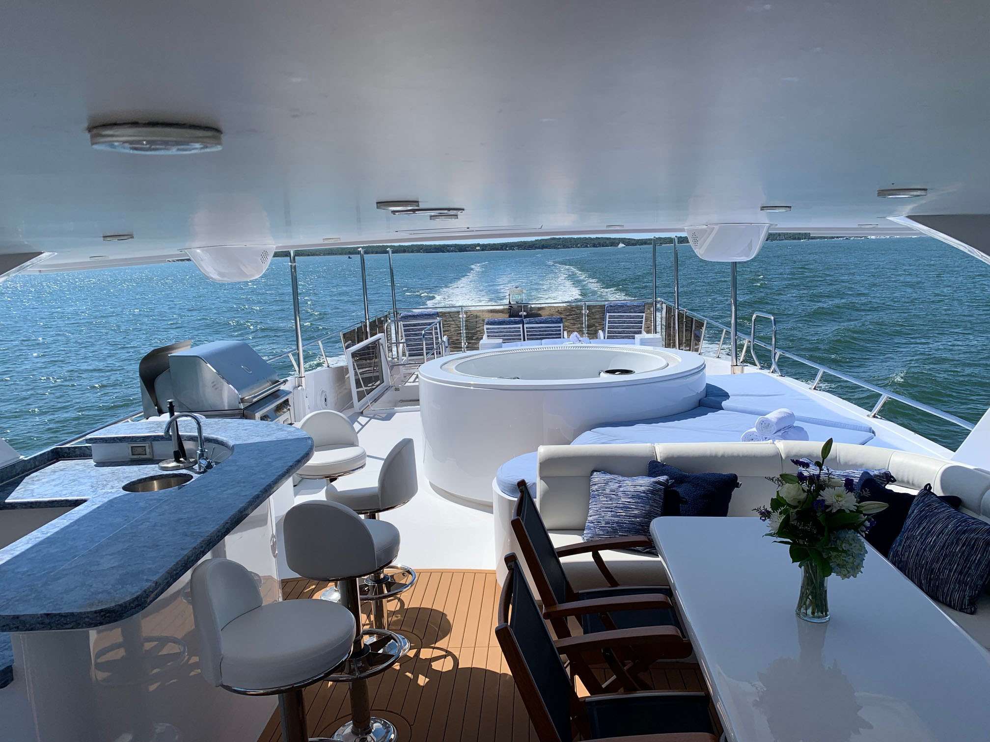 Luxury Crewed Motor Yacht SLIPAWAY photo 4