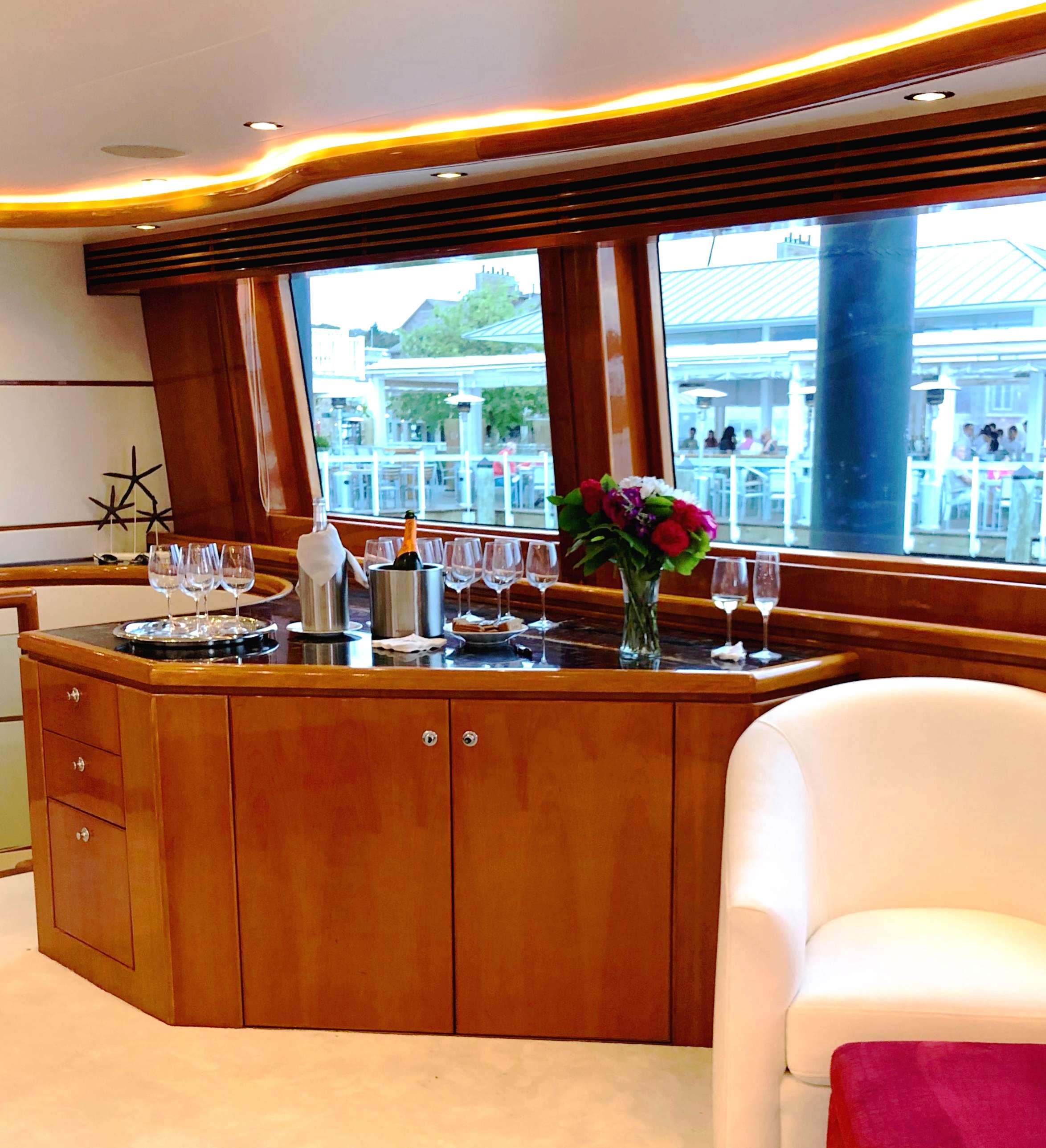 Luxury Crewed Motor Yacht SLIPAWAY photo 7