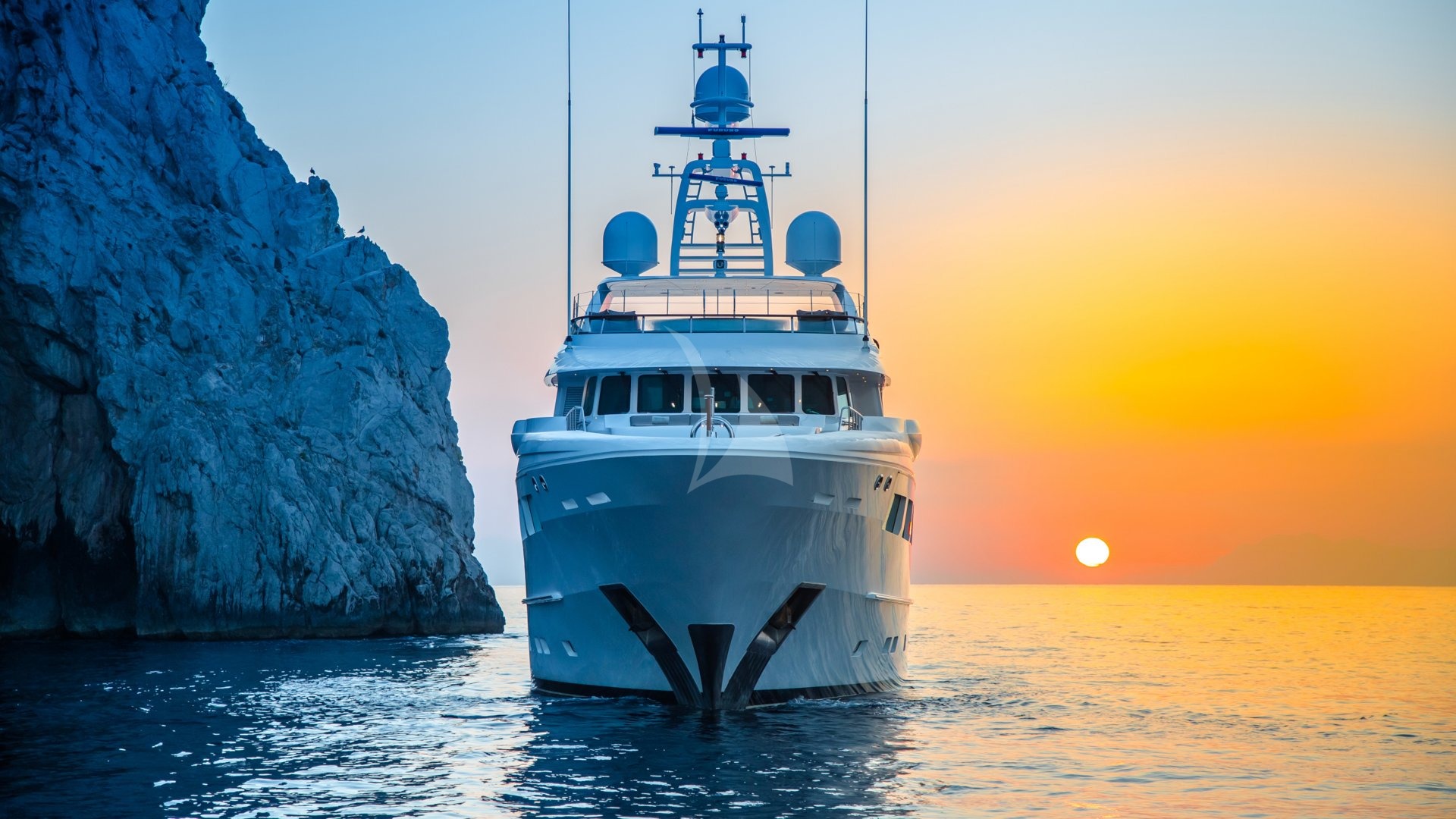 Luxury Crewed Motor Yacht SNOWBIRD photo 3