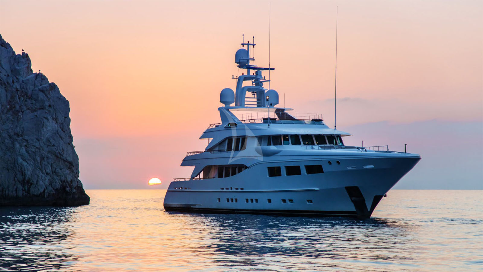 Luxury Crewed Motor Yacht SNOWBIRD photo 4