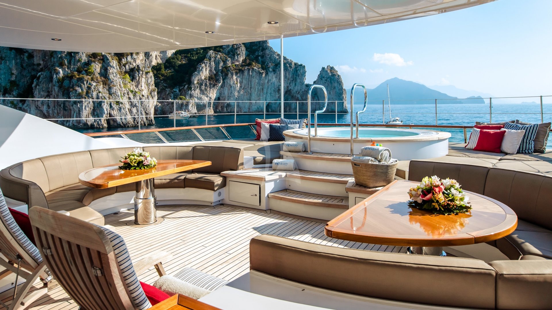 Luxury Crewed Motor Yacht SNOWBIRD photo 5