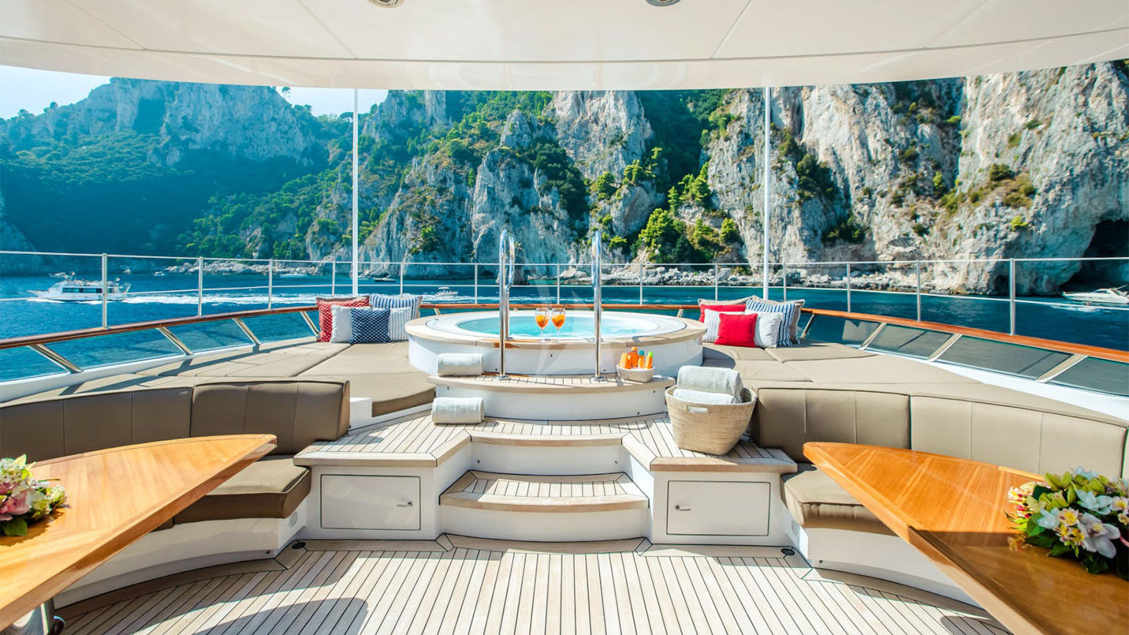 Luxury Crewed Motor Yacht SNOWBIRD photo 6