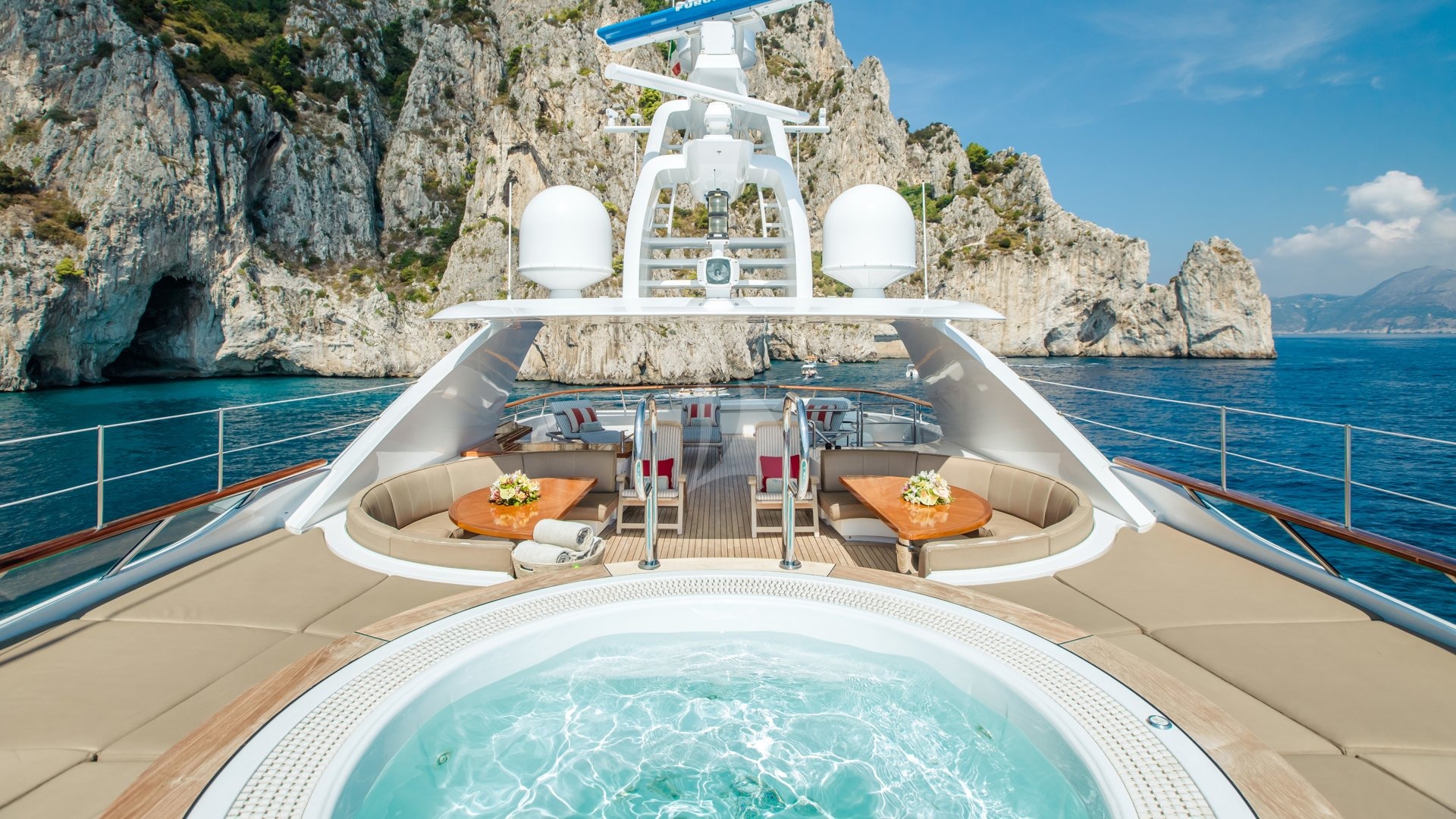 Luxury Crewed Motor Yacht SNOWBIRD photo 7