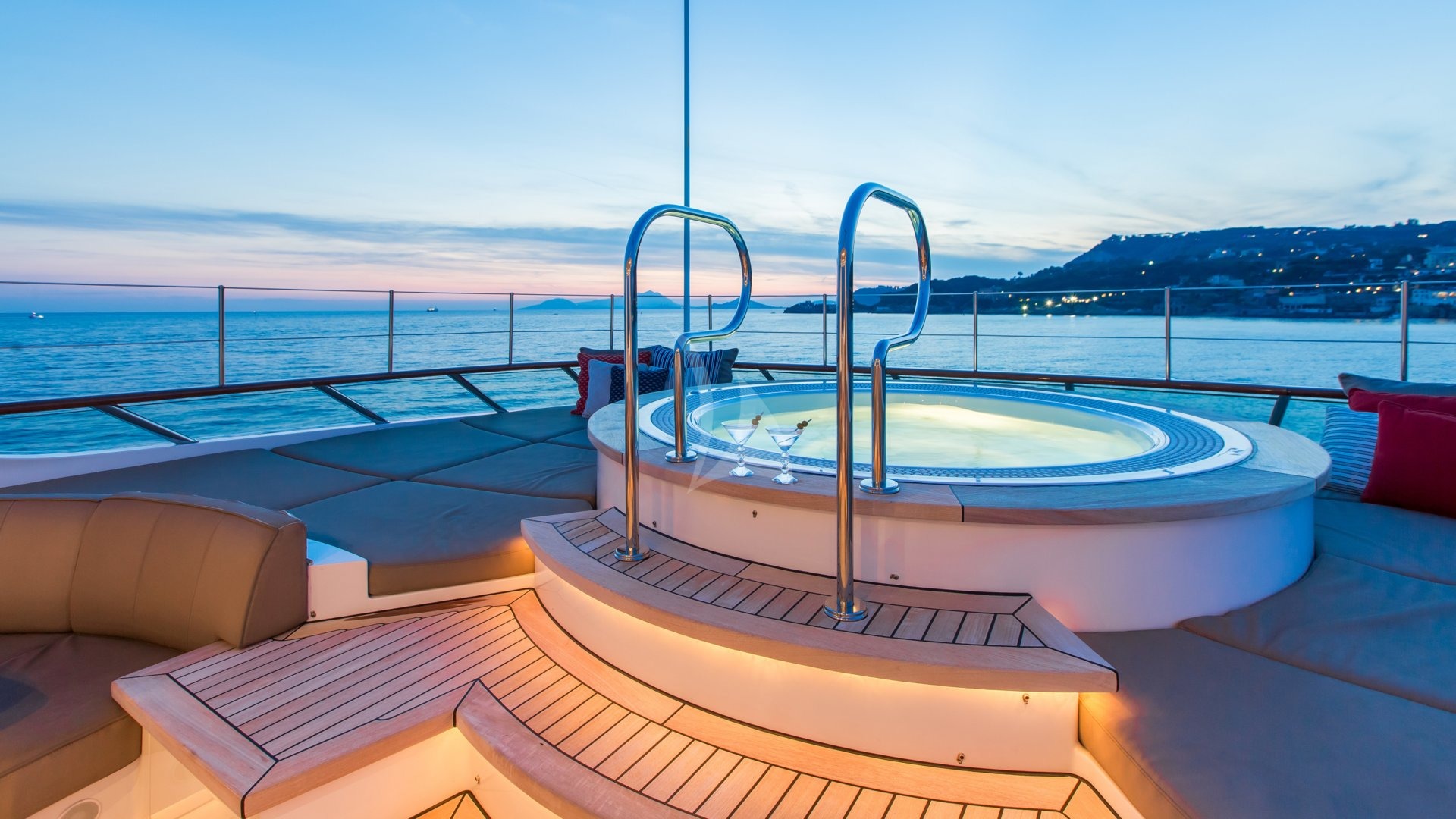 Luxury Crewed Motor Yacht SNOWBIRD photo 8