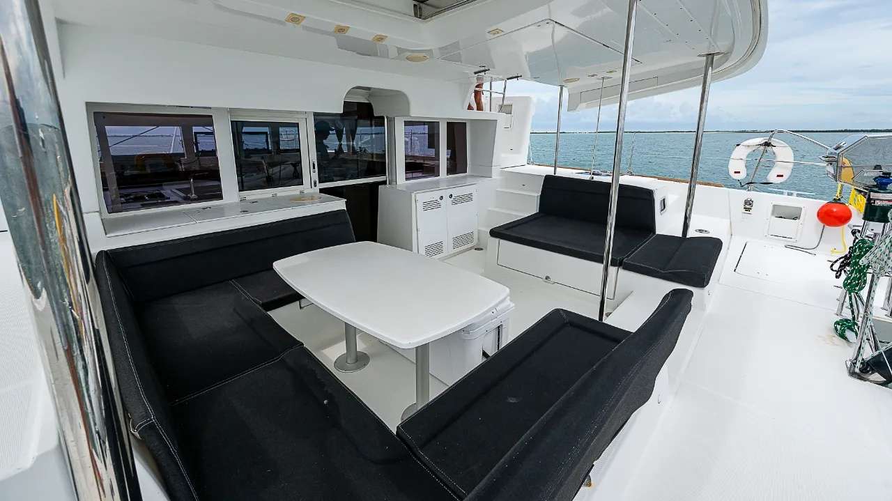 Luxury Crewed Catamaran SOMEWHERE photo 4