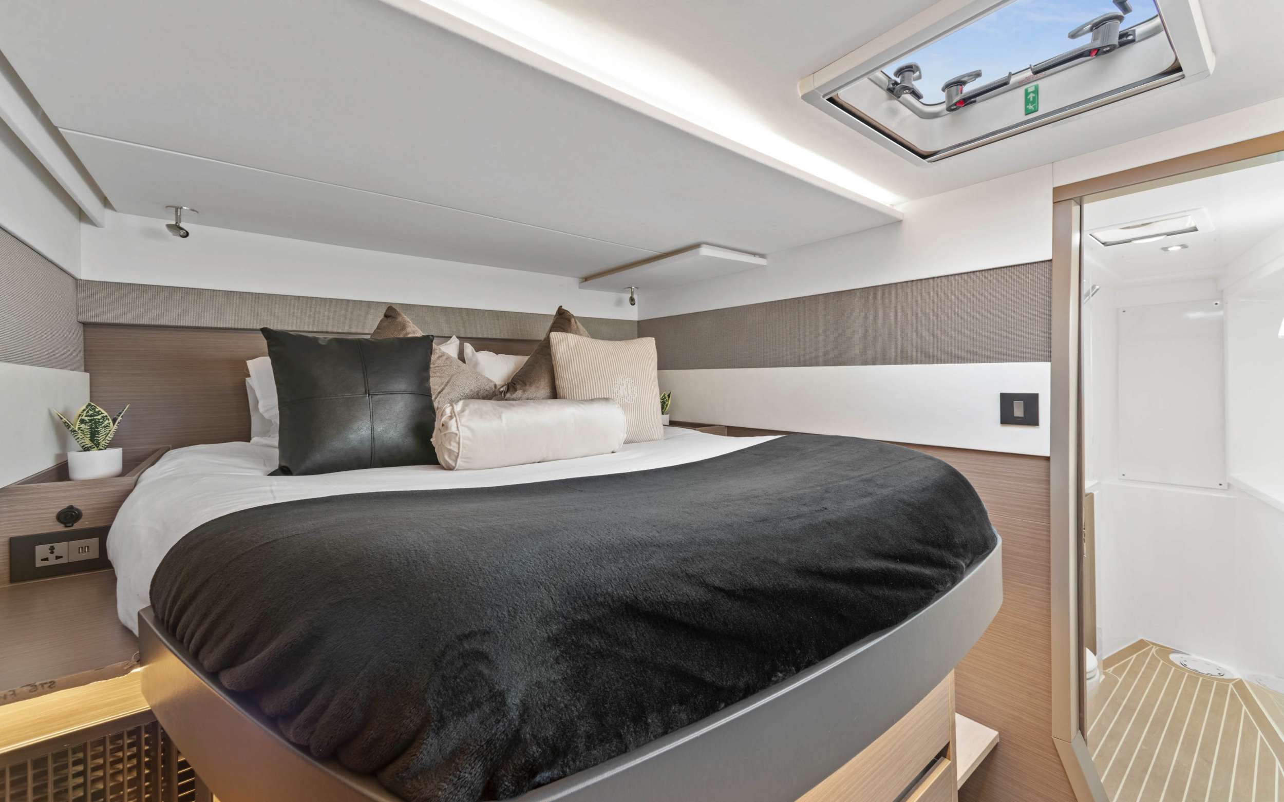 Crewed Catamaran SOMMER photo 7