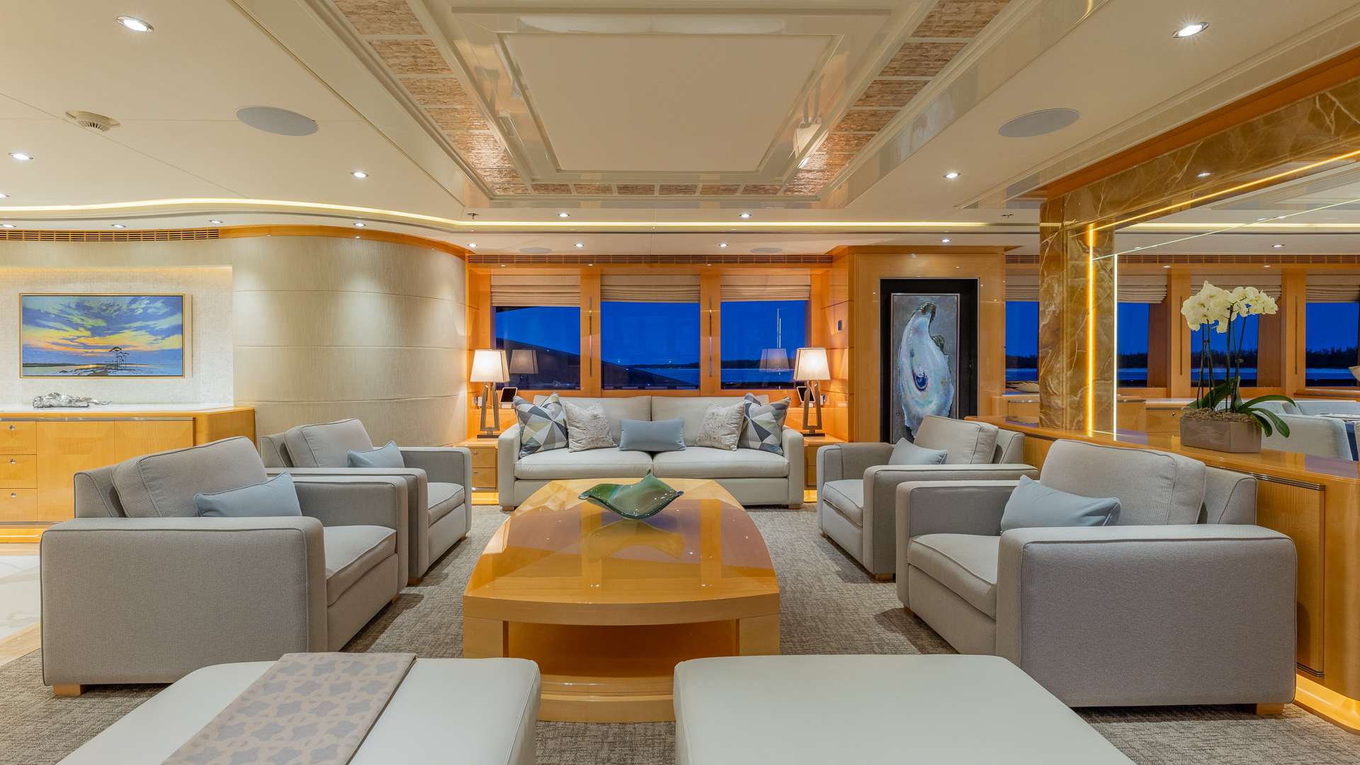 Luxury Crewed Motor Yacht SOUTH photo 4
