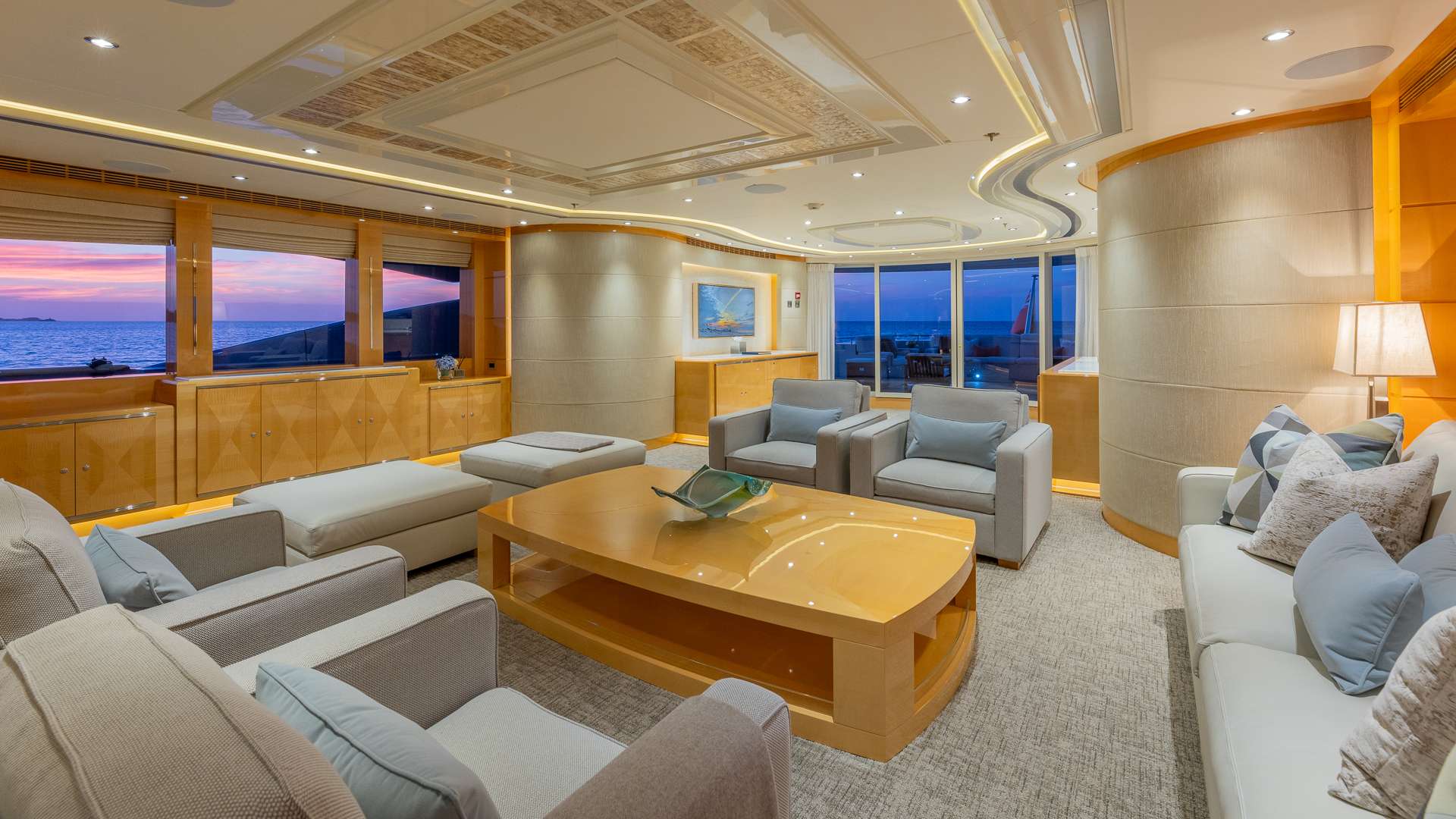 Luxury Crewed Motor Yacht SOUTH photo 5
