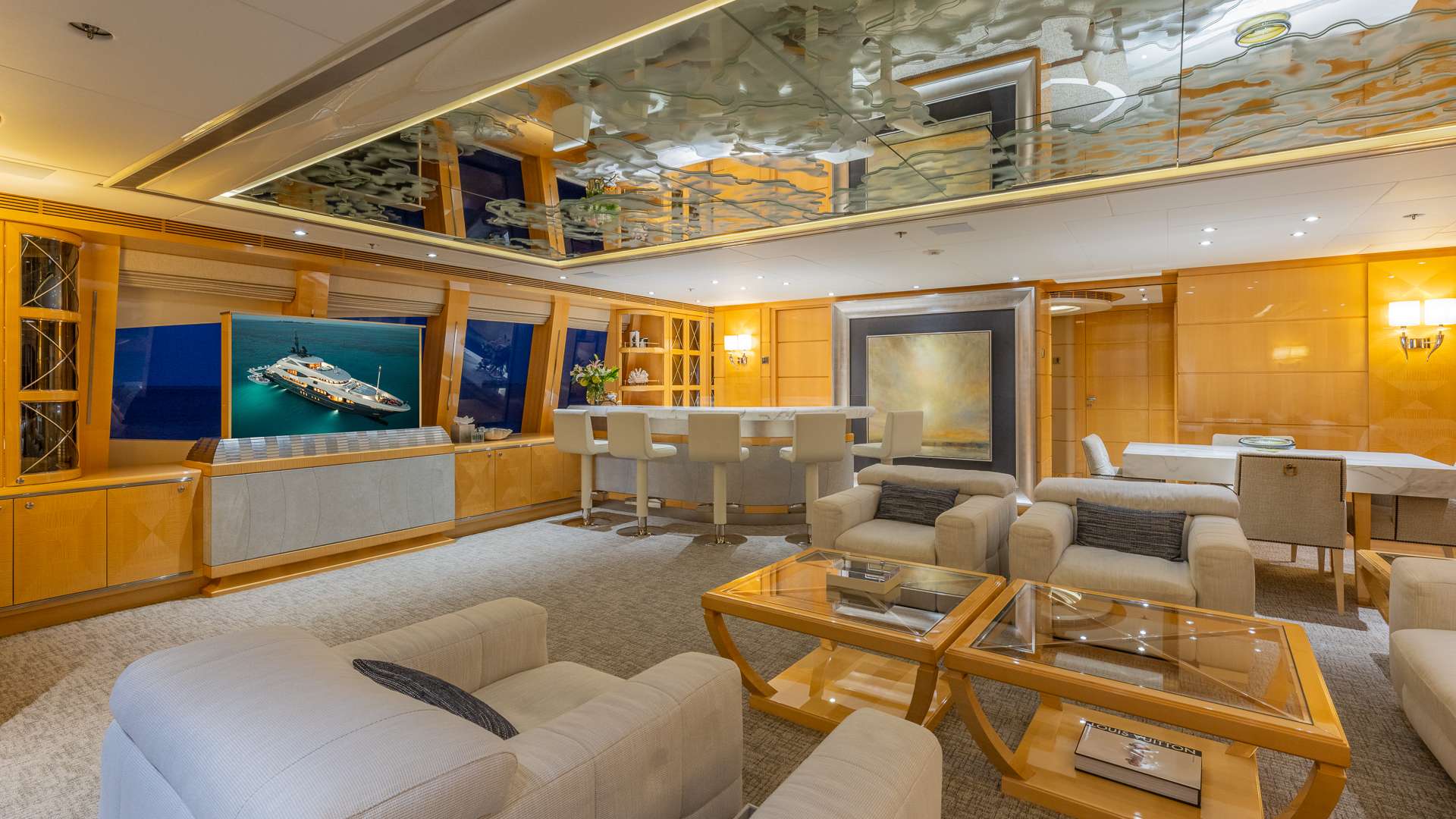 Luxury Crewed Motor Yacht SOUTH photo 7