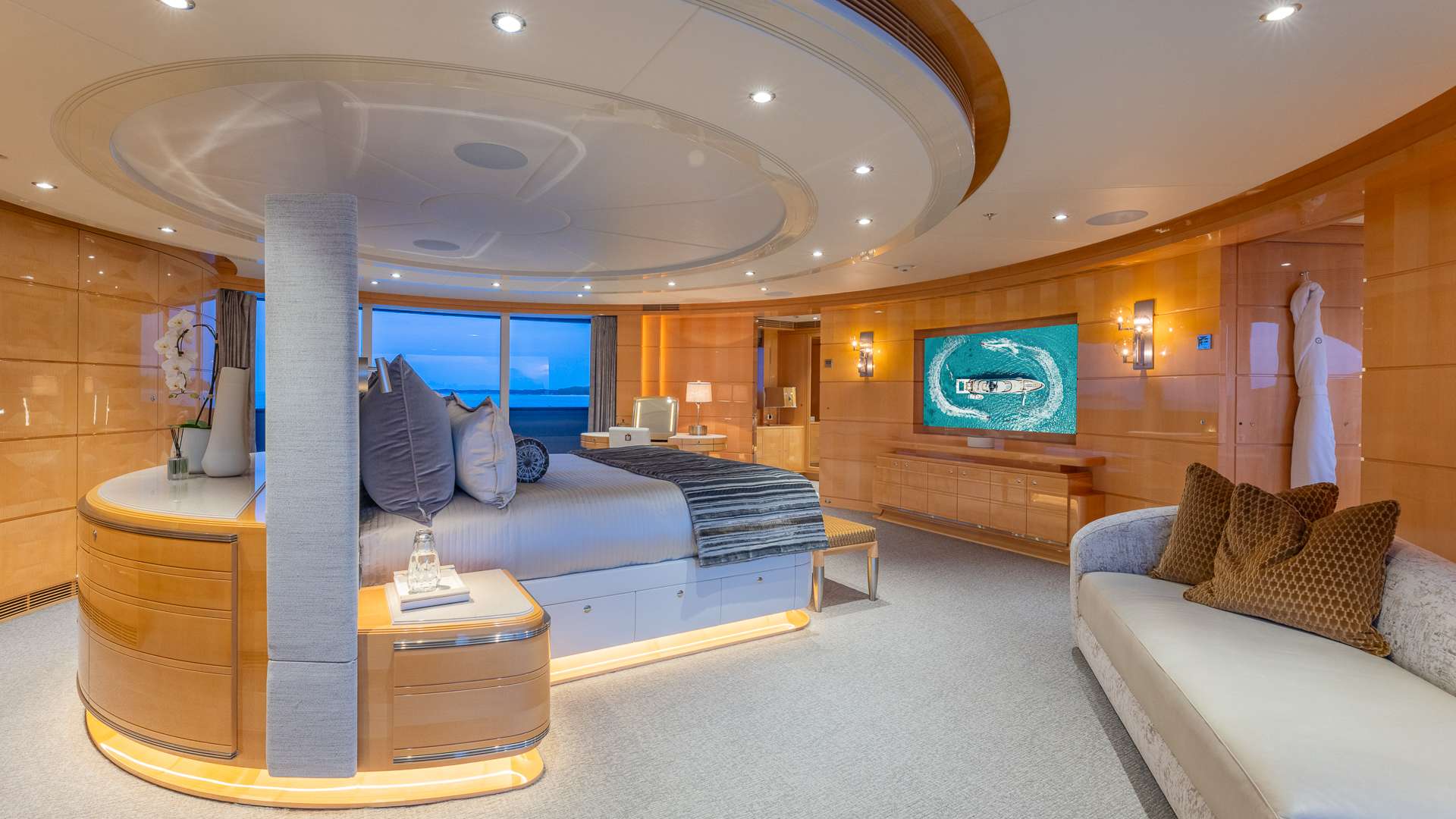 Luxury Crewed Motor Yacht SOUTH photo 8