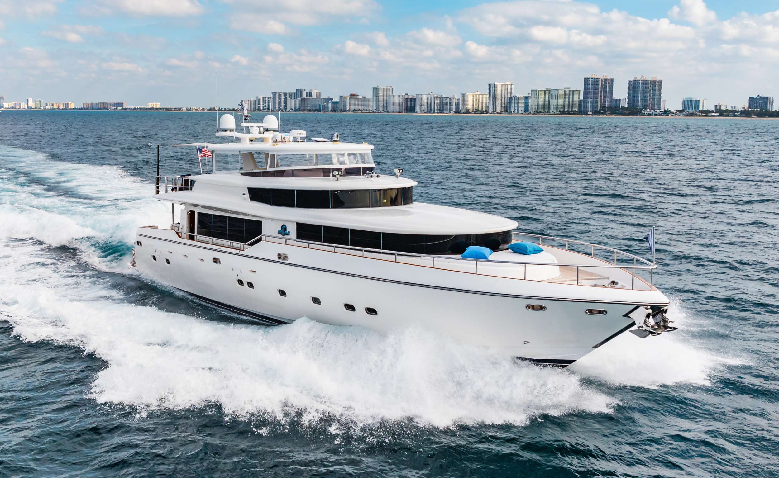 Luxury Crewed Motor Yacht SOUTHERN BELLE