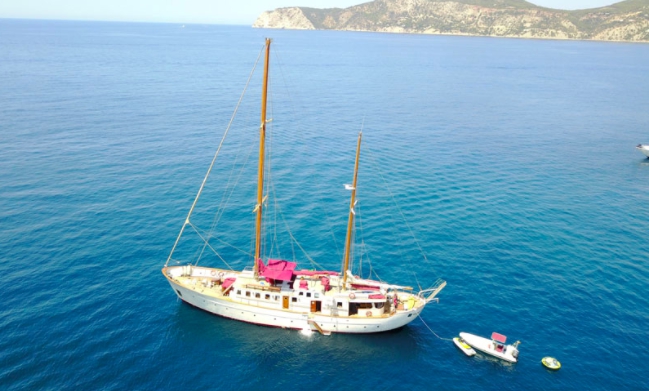 Crewed Sailing Yacht SOUTHERN CROSS photo 3