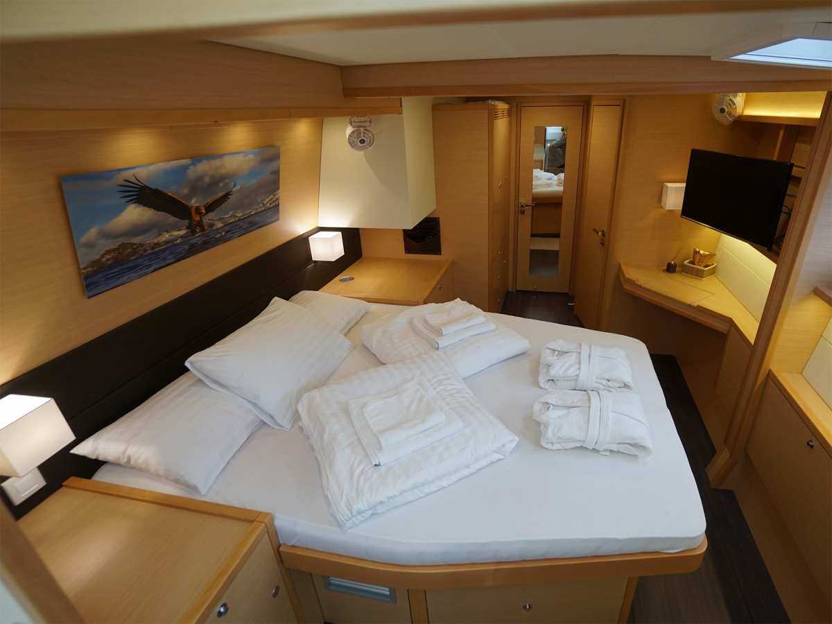 Crewed Catamaran STARLIGHT photo 4