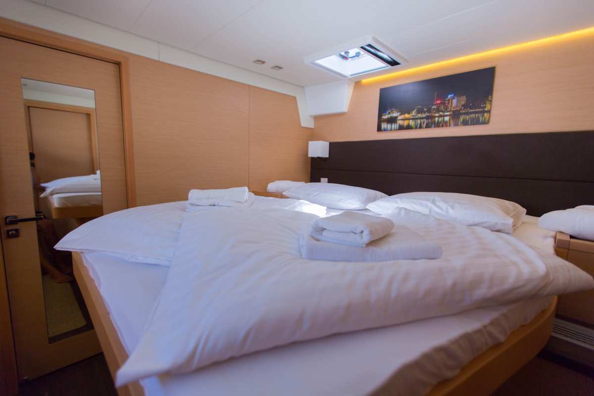 Crewed Catamaran STARLIGHT photo 6