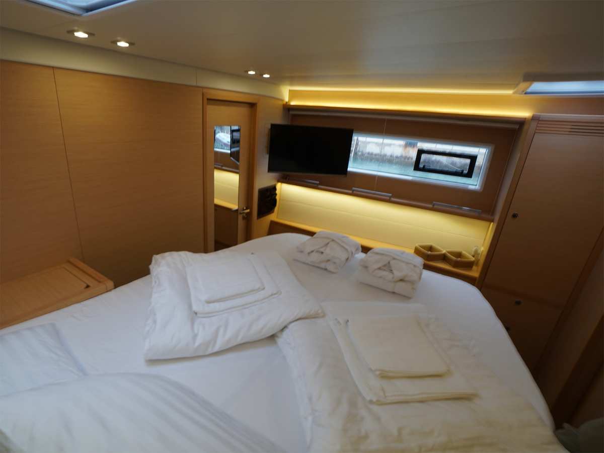 Crewed Catamaran STARLIGHT photo 8