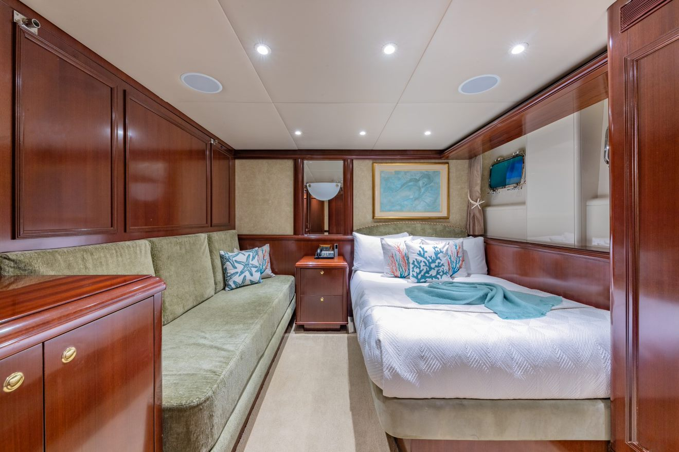 Luxury Crewed Motor Yacht STARSHIP photo 3