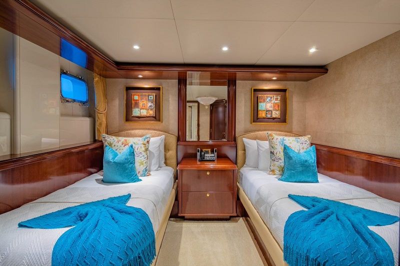 Luxury Crewed Motor Yacht STARSHIP photo 5